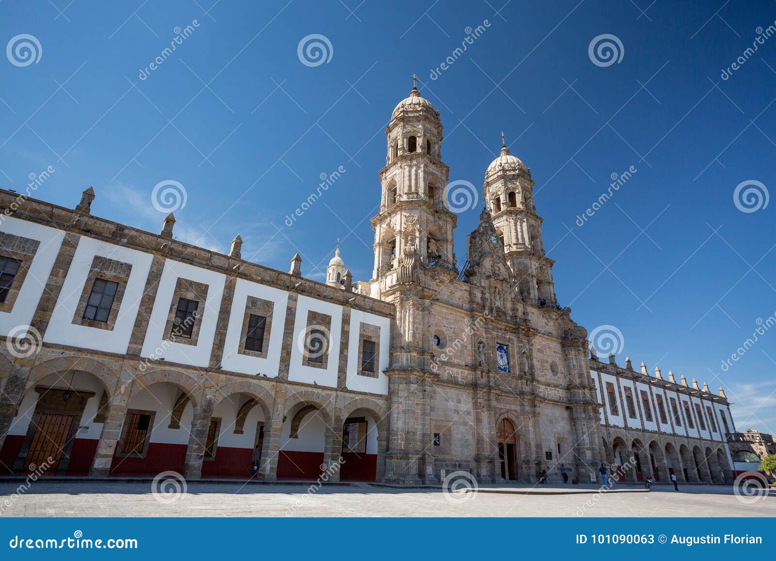 plaza de las americas and church, zapopan, guadalajara, mexicoplaza de las americas and church, zapopan, guadalajara, mexico