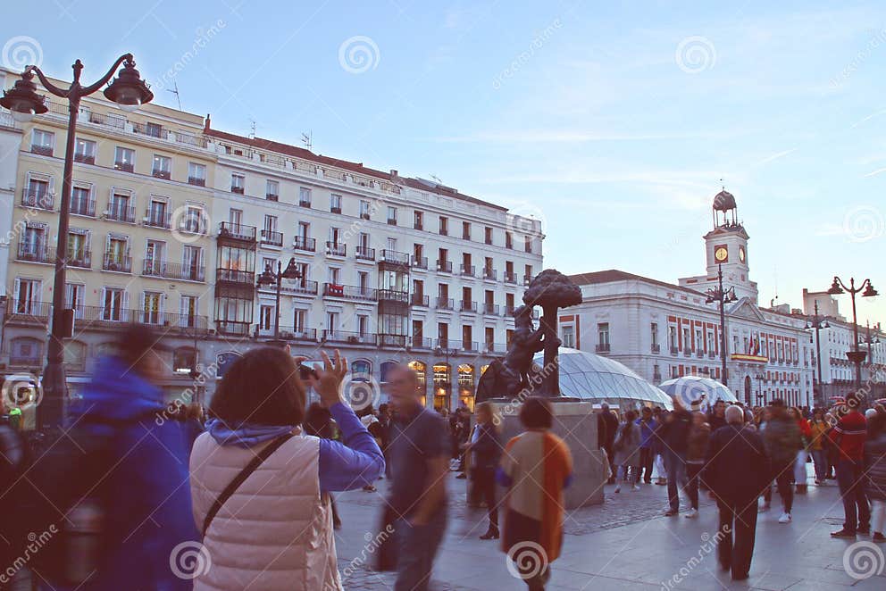 Plaza De Sol No Centro De Madrid No Pôr Do Sol. Foto de Stock Editorial