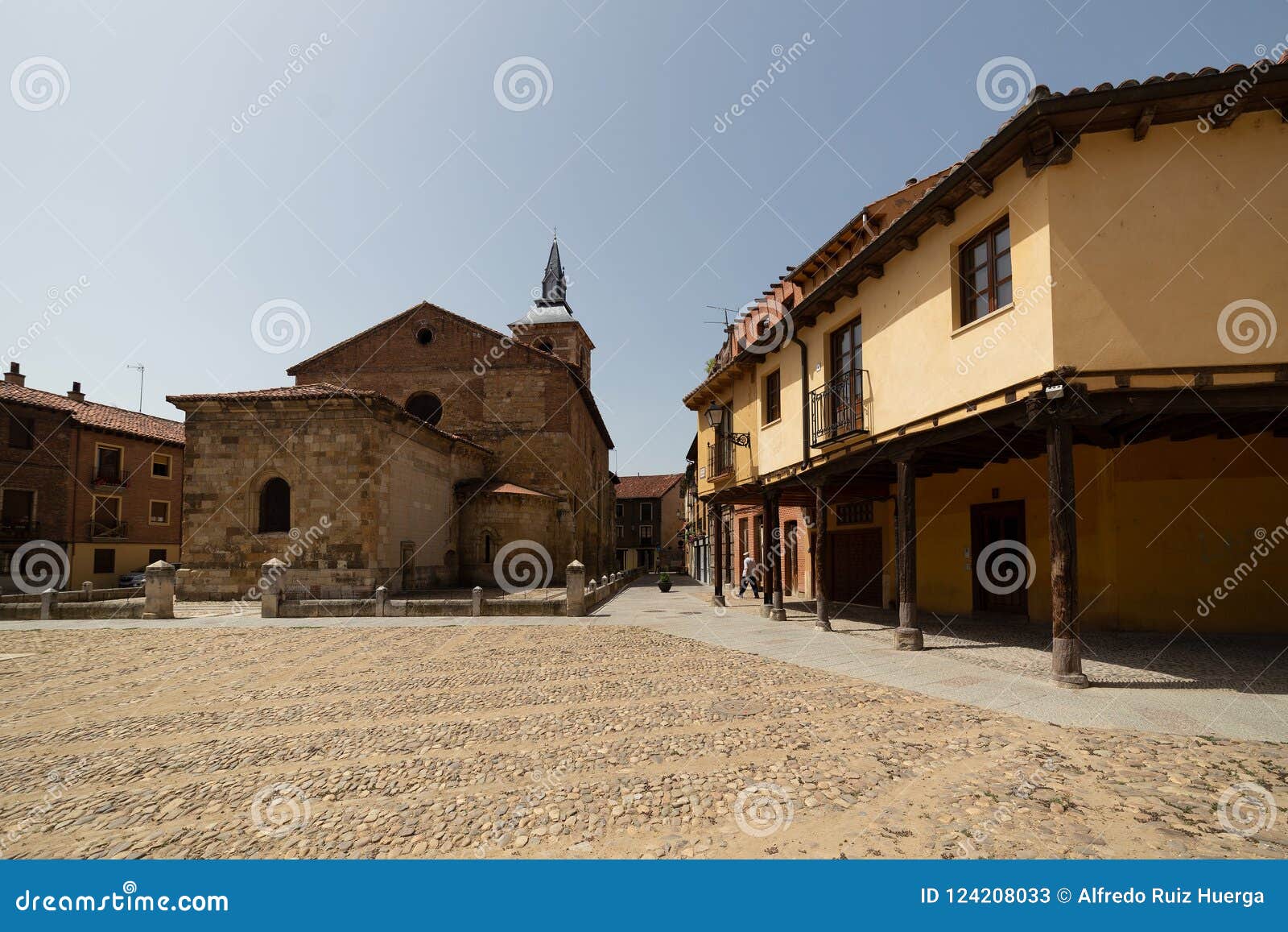 plaza del grano in leon city, tradicional arquitecture