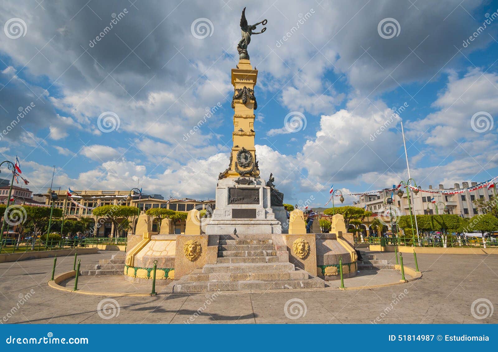 plaza libertad monument in el salvador