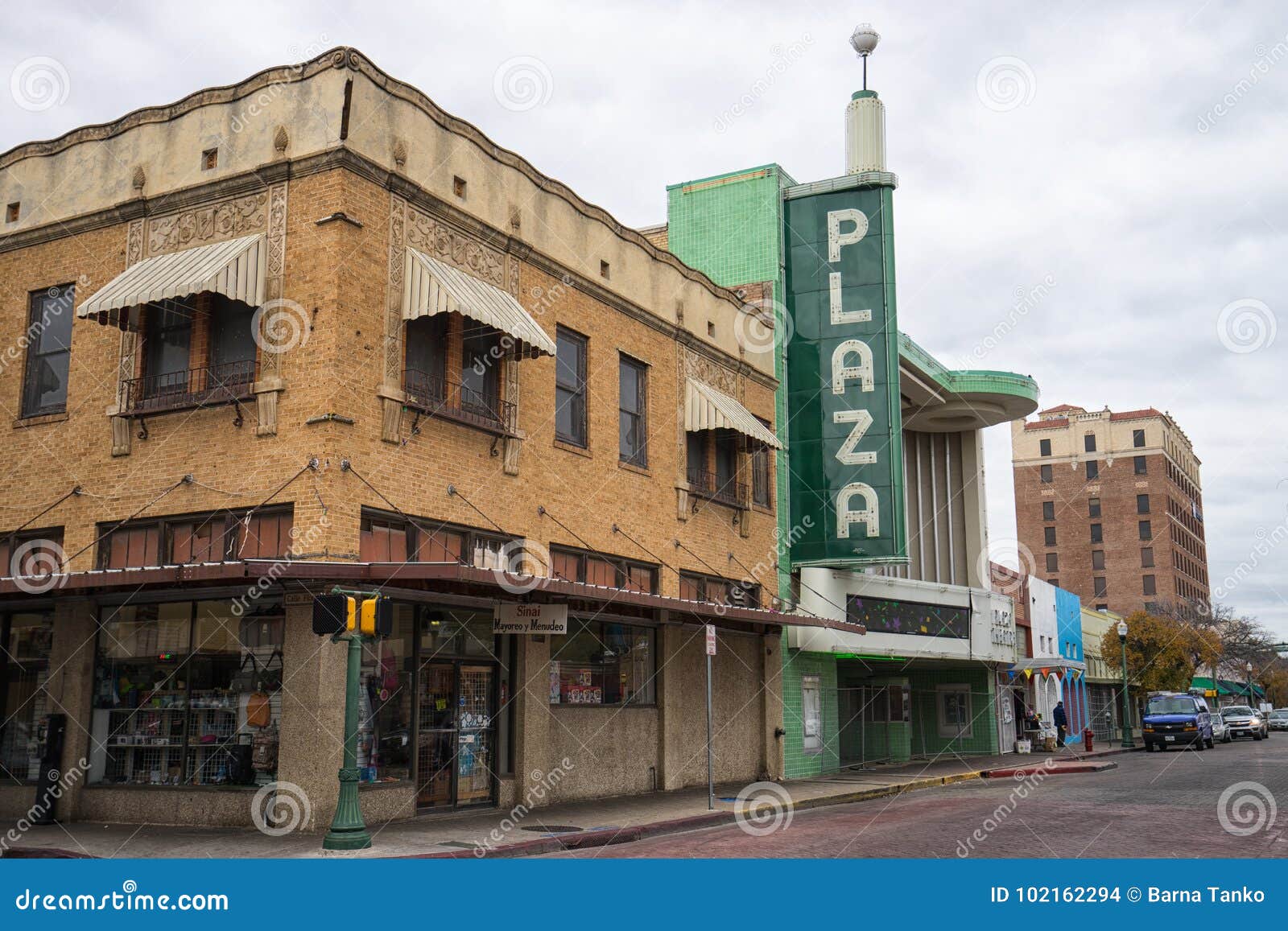 https://thumbs.dreamstime.com/z/plaza-theater-laredo-texas-seen-street-january-usa-view-built-currently-closed-102162294.jpg