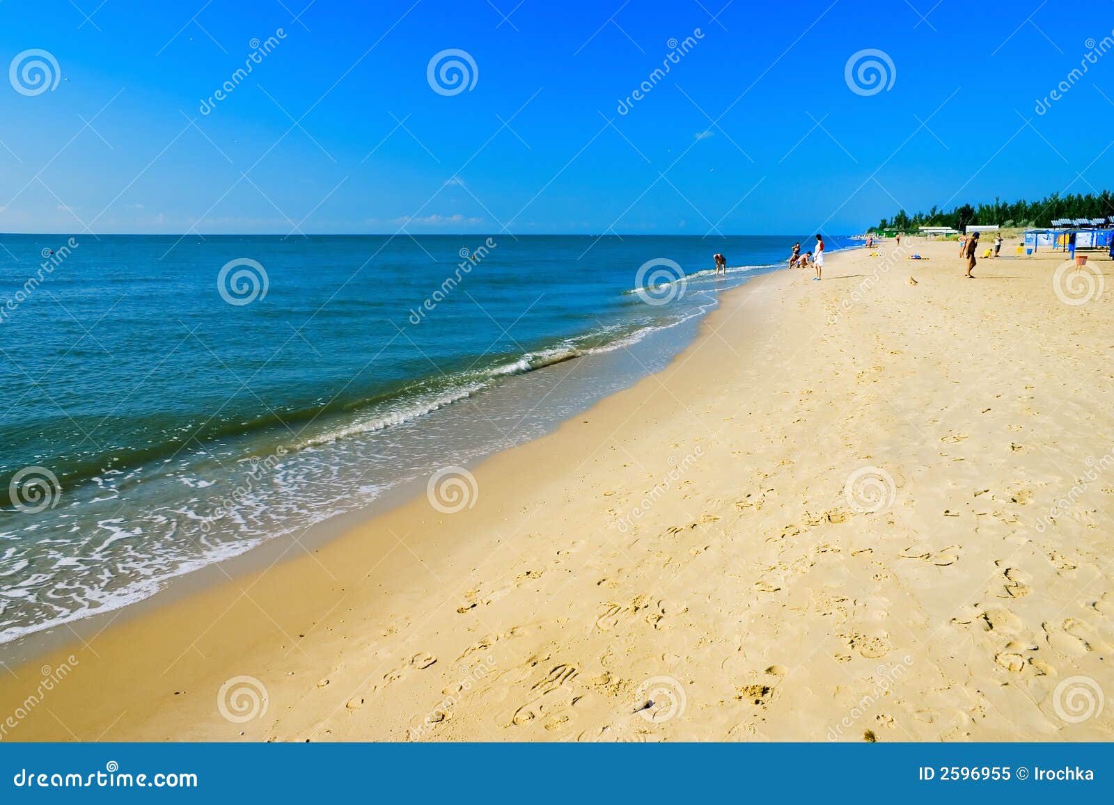Plaża. Niebieski plażowy europejskiego nieba sceny lato