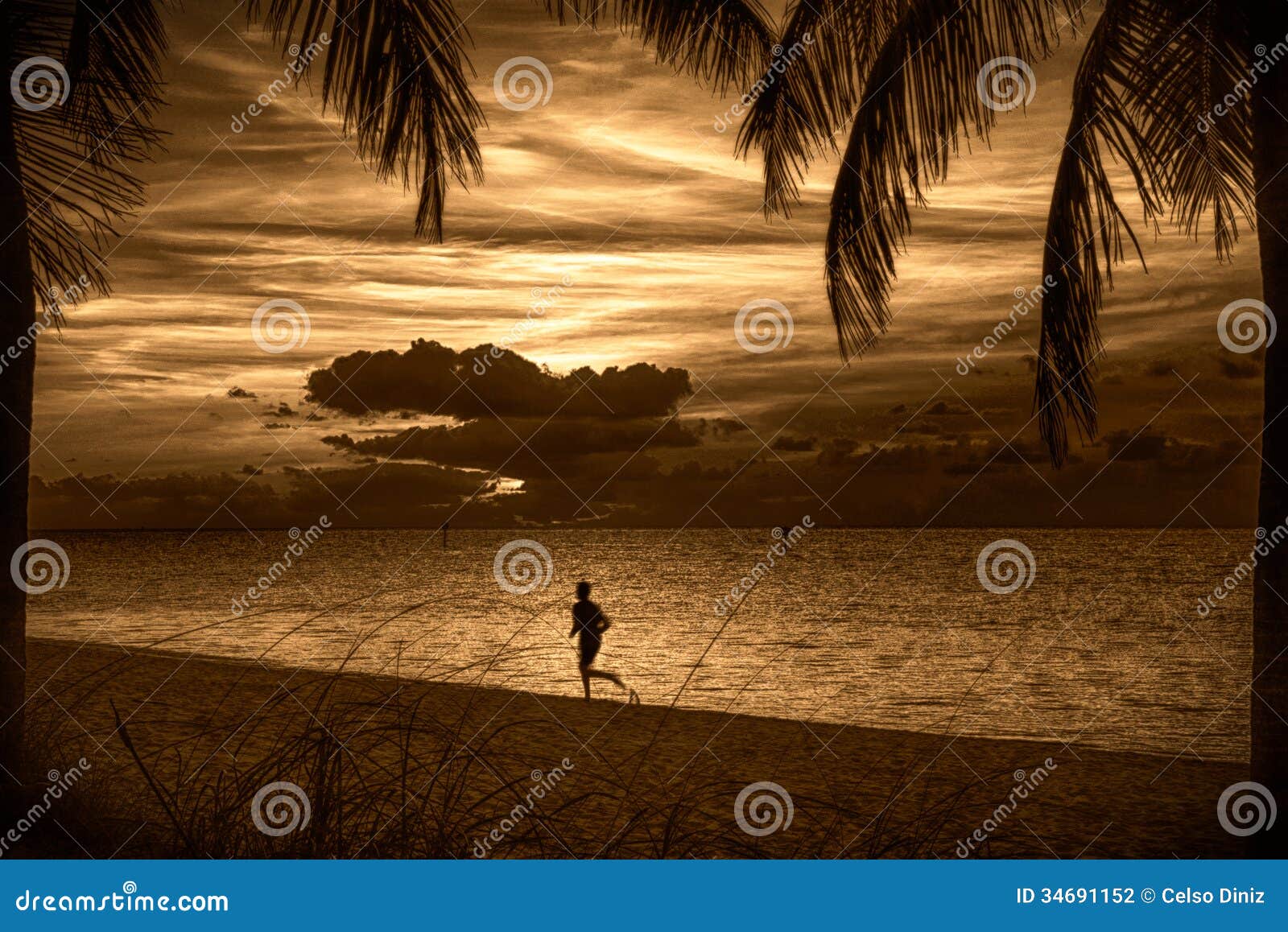 Plaża przy zmierzchem. Sylwetka osoba bieg na plaży przy zmierzchem, Key West, Monroe okręg administracyjny, Floryda, usa