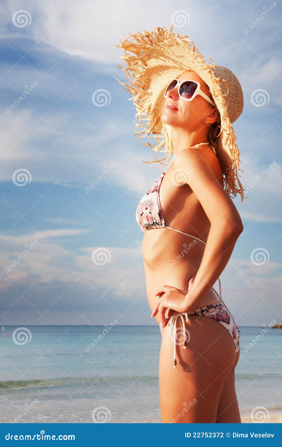 Plażowa relaksująca seksowna kobieta. Kobiet plażowi piękni relaksujący seksowni potomstwa