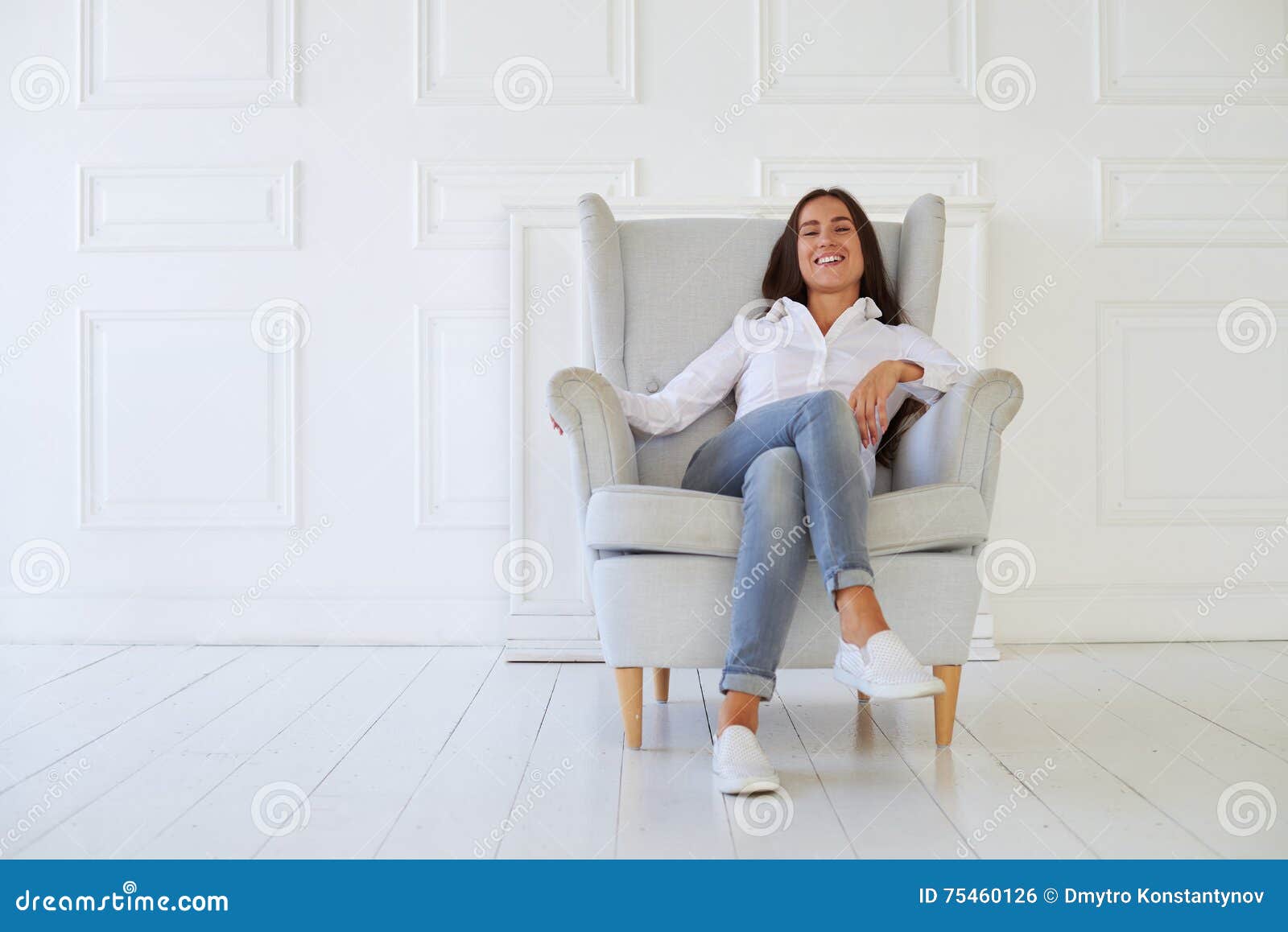 А я посижу напротив в кресле песня. Девушка в белом кресле улыбается. Снимается ди на кресле ФО ФО капюшон ?. Статус с толстой женщиной сидящей в кресле.