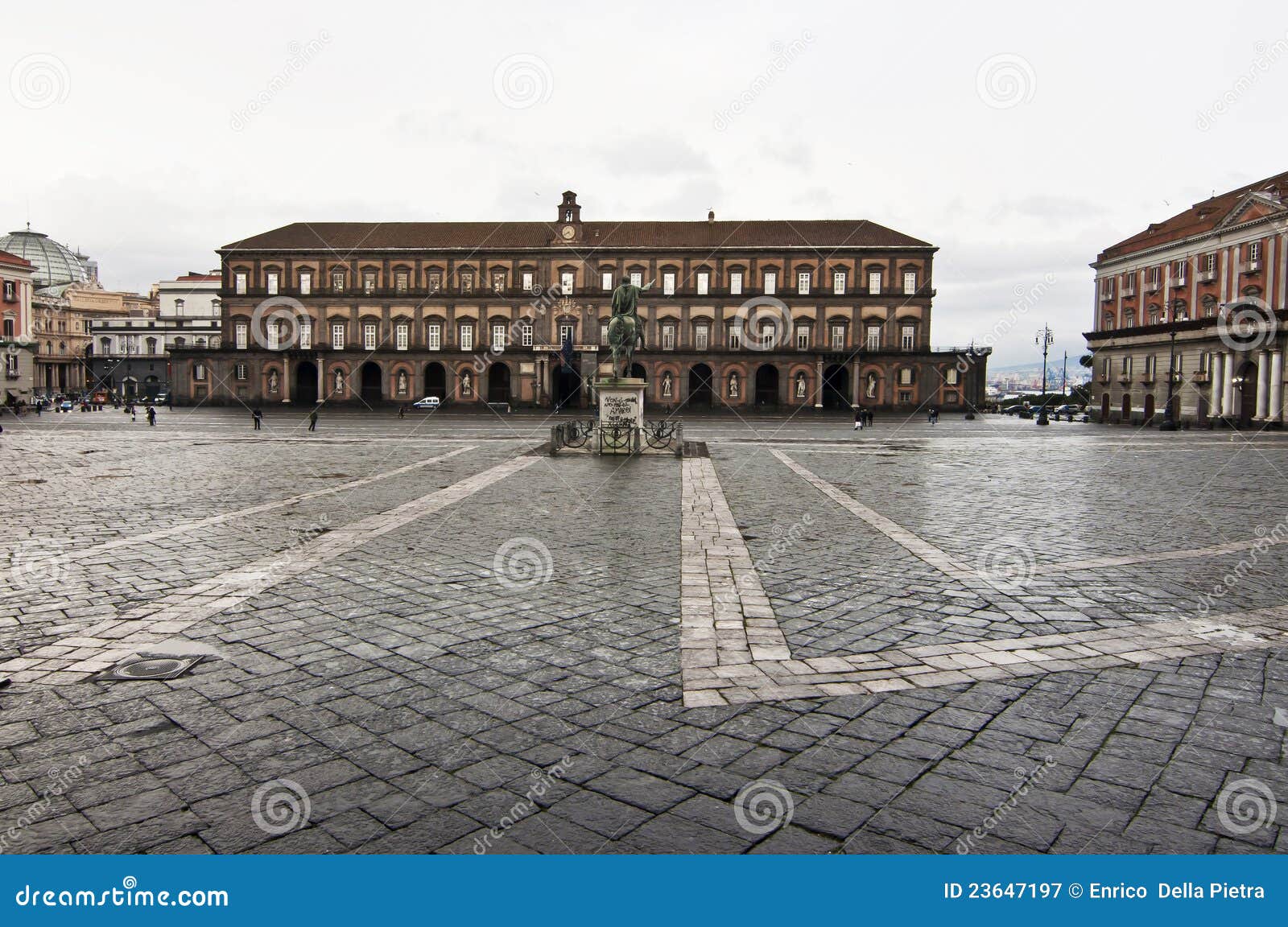 Plebiscito de la plaza. Visión, cuadrado y estatuas en la plaza Plebiscito, Nápoles, Italia