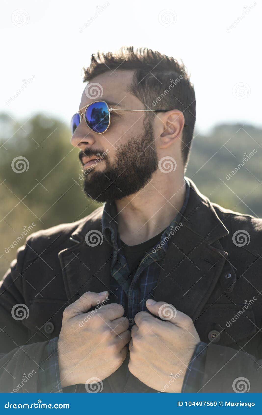 Filtre UV L'homme Brutal De Hippie Barbu Utilisent Les Lunettes De Soleil  Protectrices Homme Barbu Avec Le Fond De Nature De Lune Photo stock - Image  du confiance, fashionable: 154437106