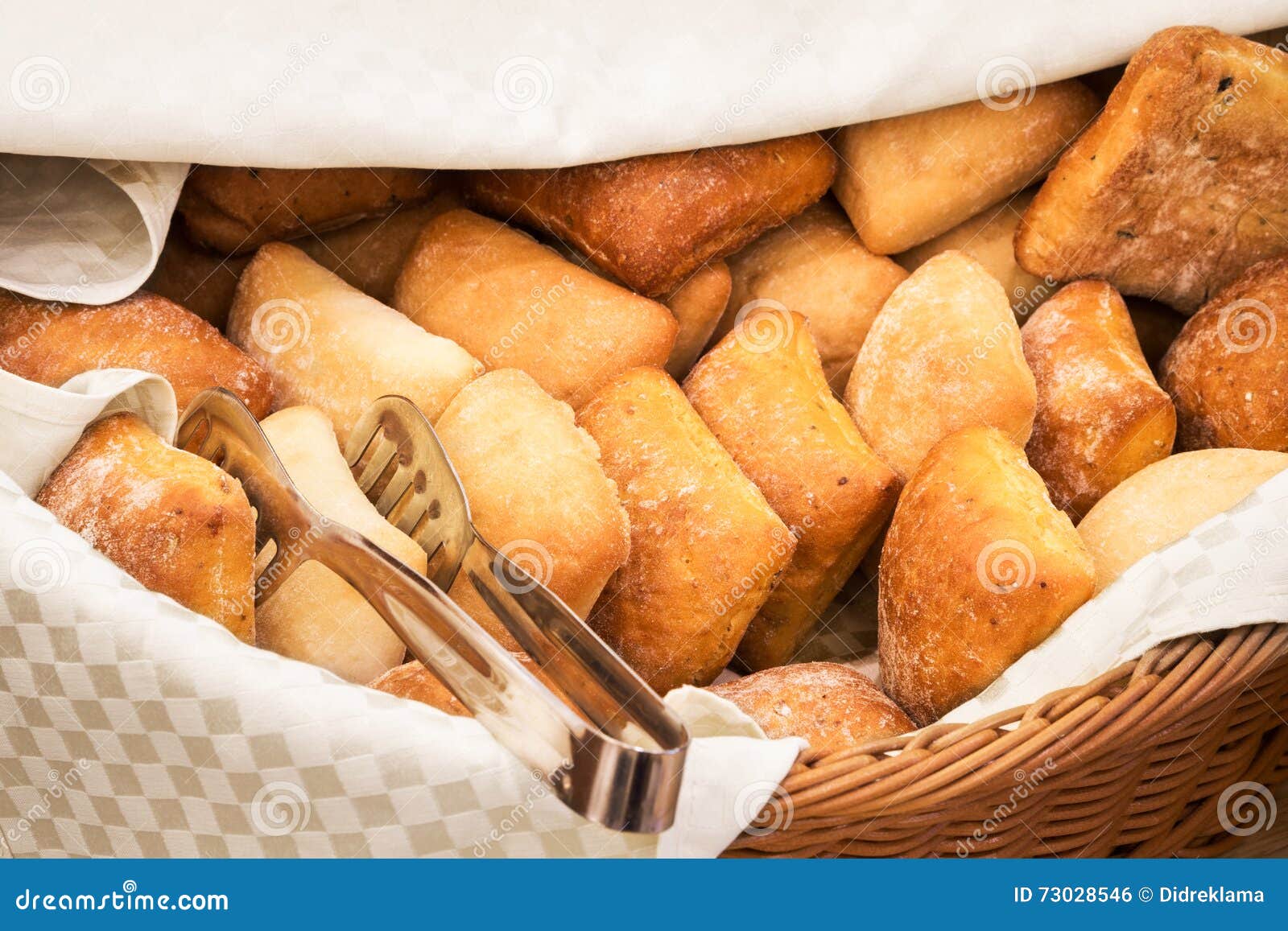 Plein Panier De Pain De Ciabatta Avec Des Pinces Photo stock - Image du  produit, gluten: 73028546