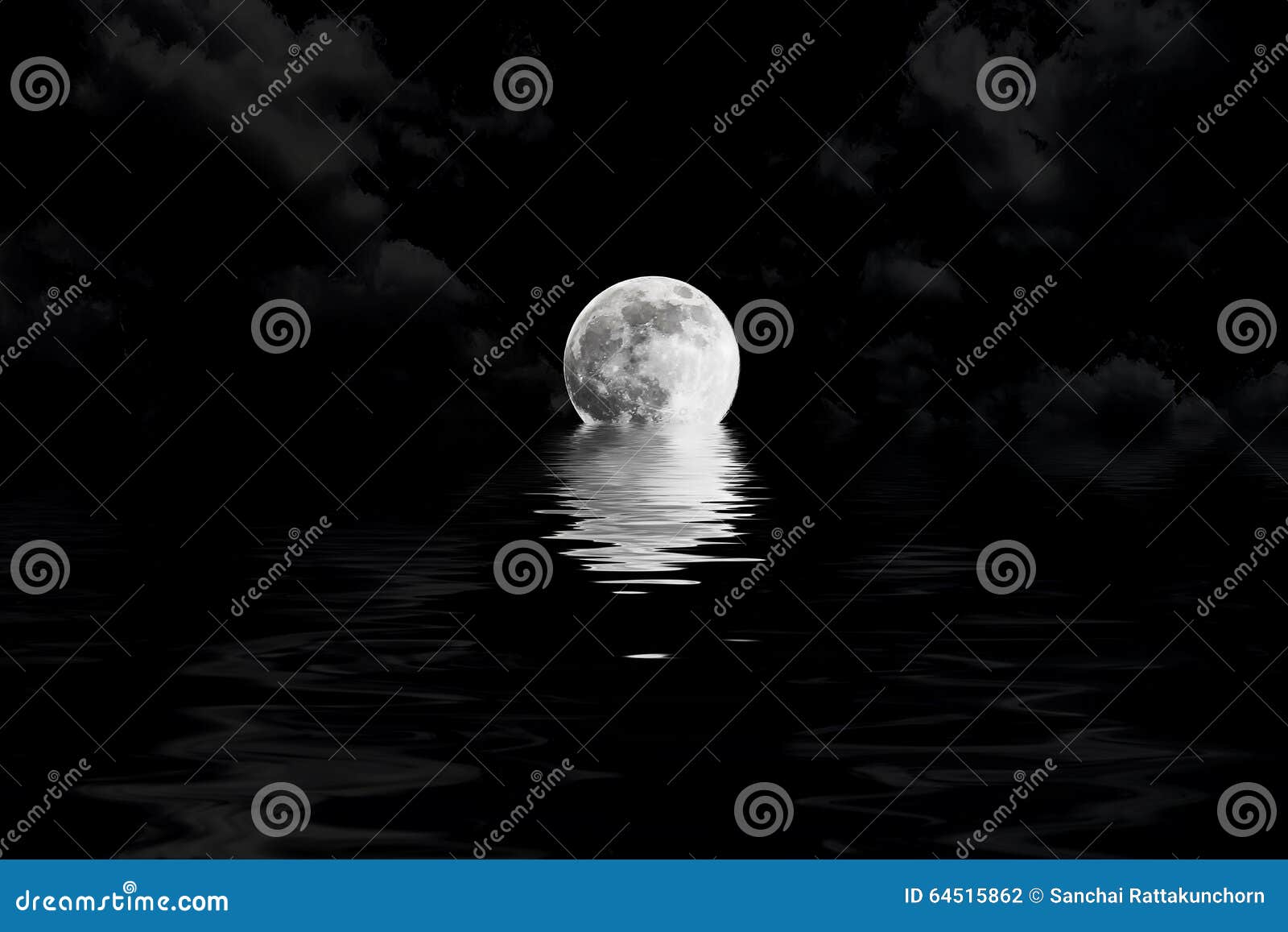 Pleine lune foncée en nuage avec la réflexion de l'eau. Pleine lune foncée en nuage avec le plan rapproché de réflexion de l'eau montrant les détails du lunaire