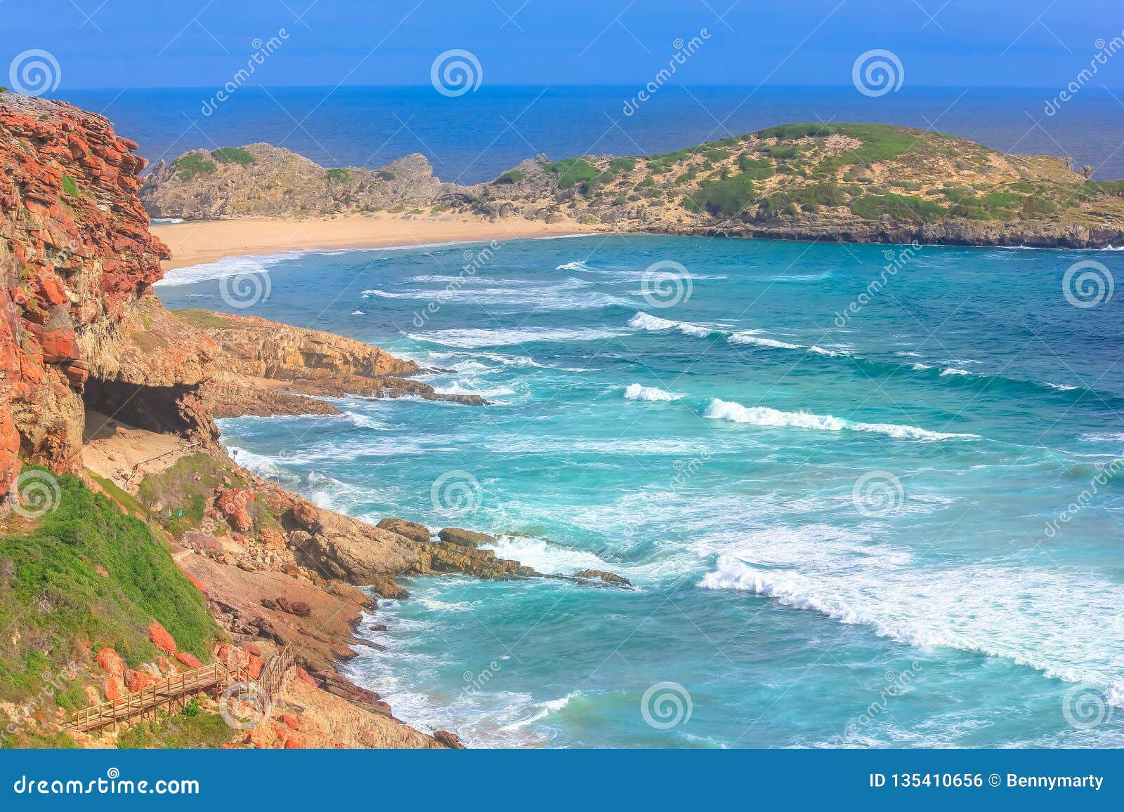 Plettenbergbaai Zuid-Afrika. Lucht oceaanmening vanaf bovenkant van de klippen van Robberg-Natuurreservaat, Plettenberg-Baai, Zuid-Afrika Strand, golven en verbindingskolonie op de horizon