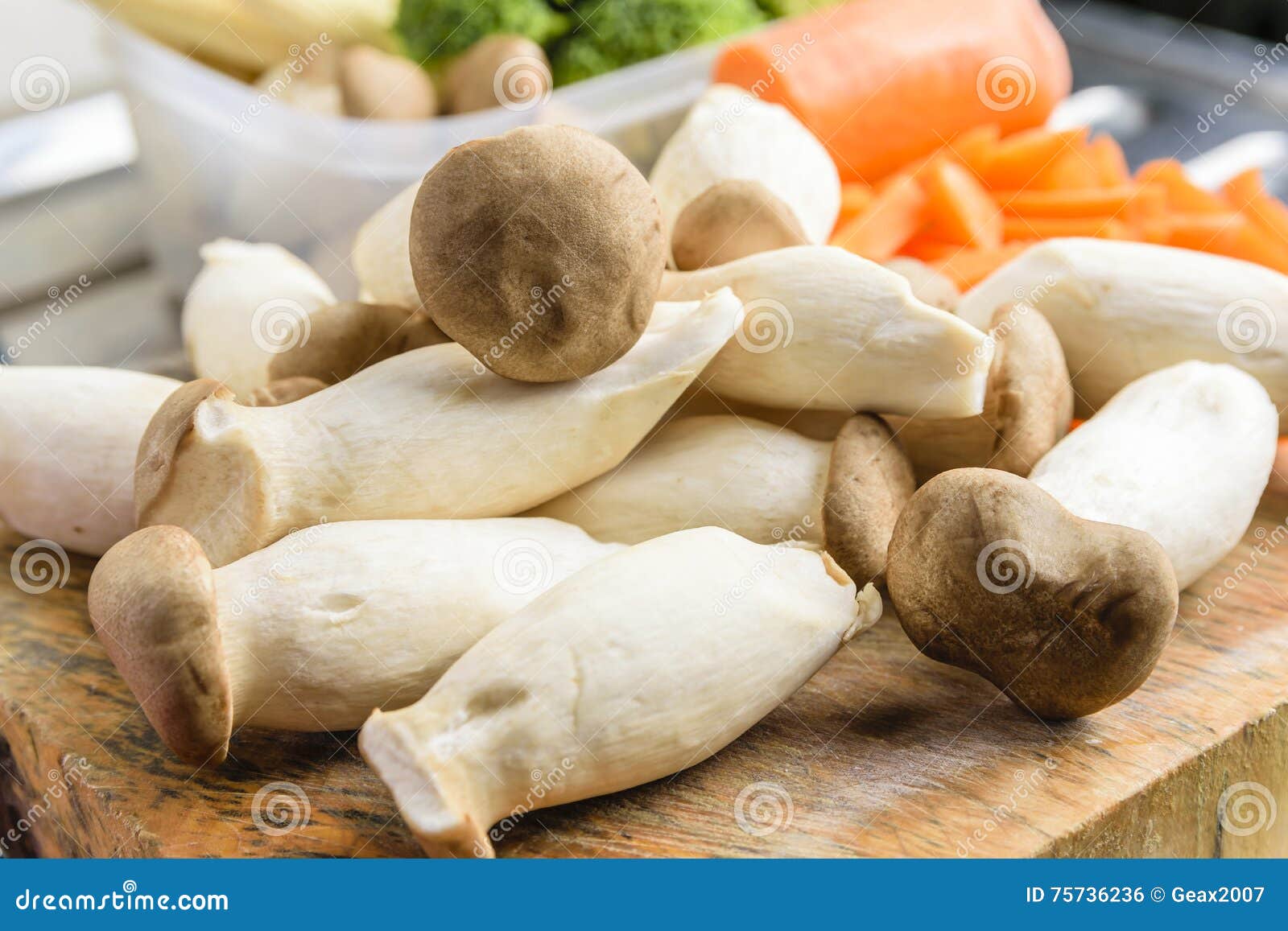 Pleurotuseryngii stock foto. Image of restaurant, paddestoel 75736236