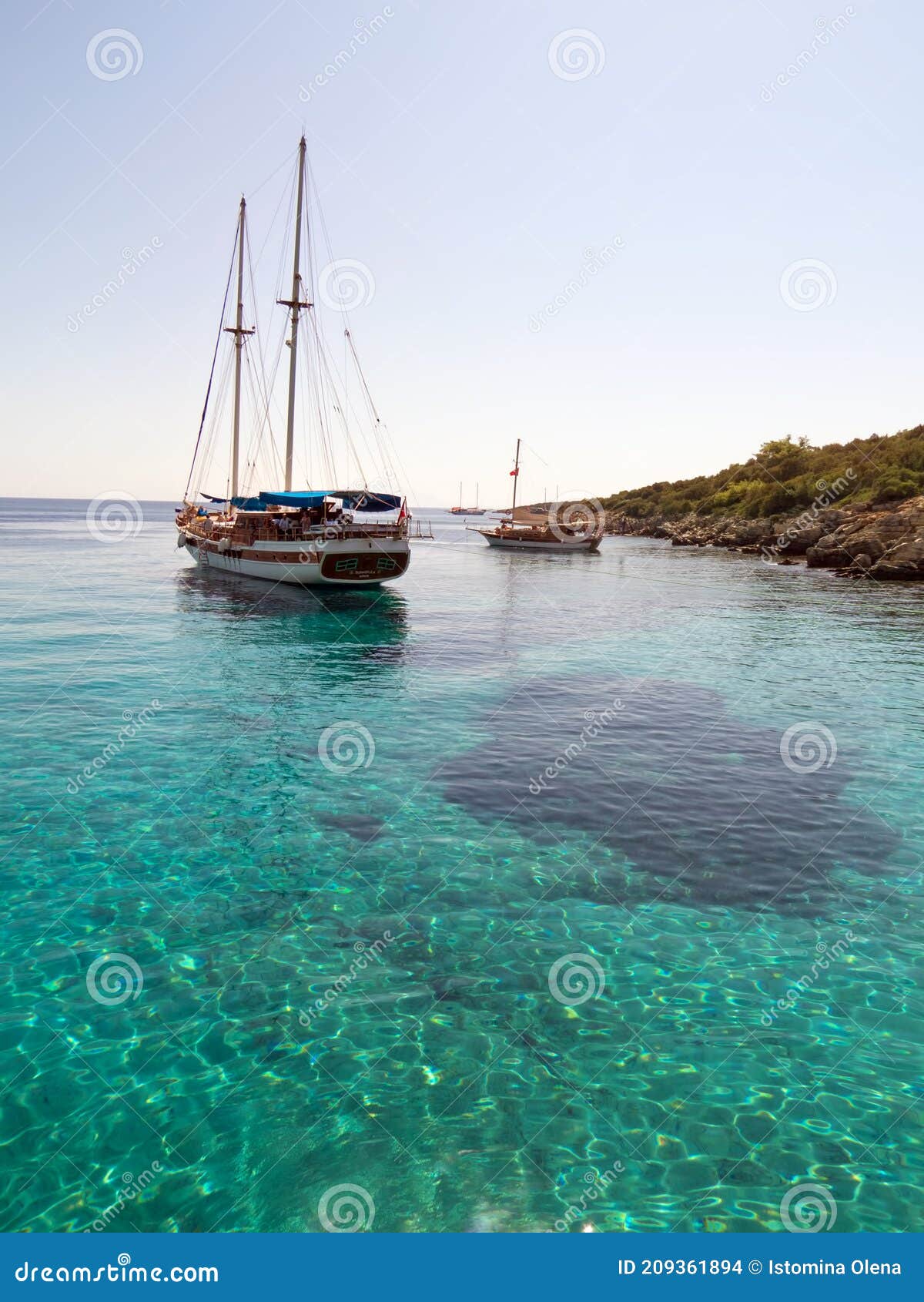 Plezierjachten Bij Het Eiland Orak In De Egeïsche Zee Redactionele Stock  Afbeelding - Image Of Landschap, Groen: 209361894