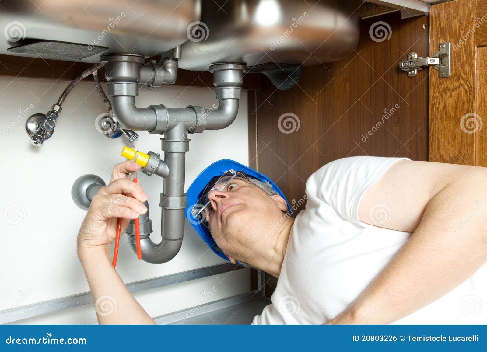 Plombier au travail photo stock. Image du personne, échelle 20803226