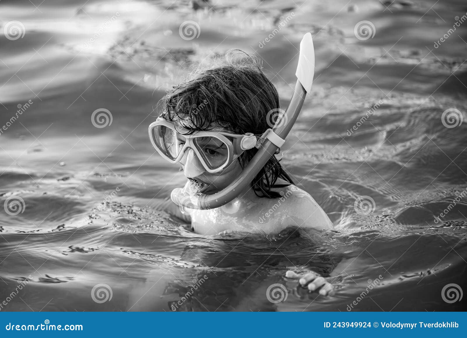 Enfant S'usant Un Masque De Plongée Image stock - Image du sain