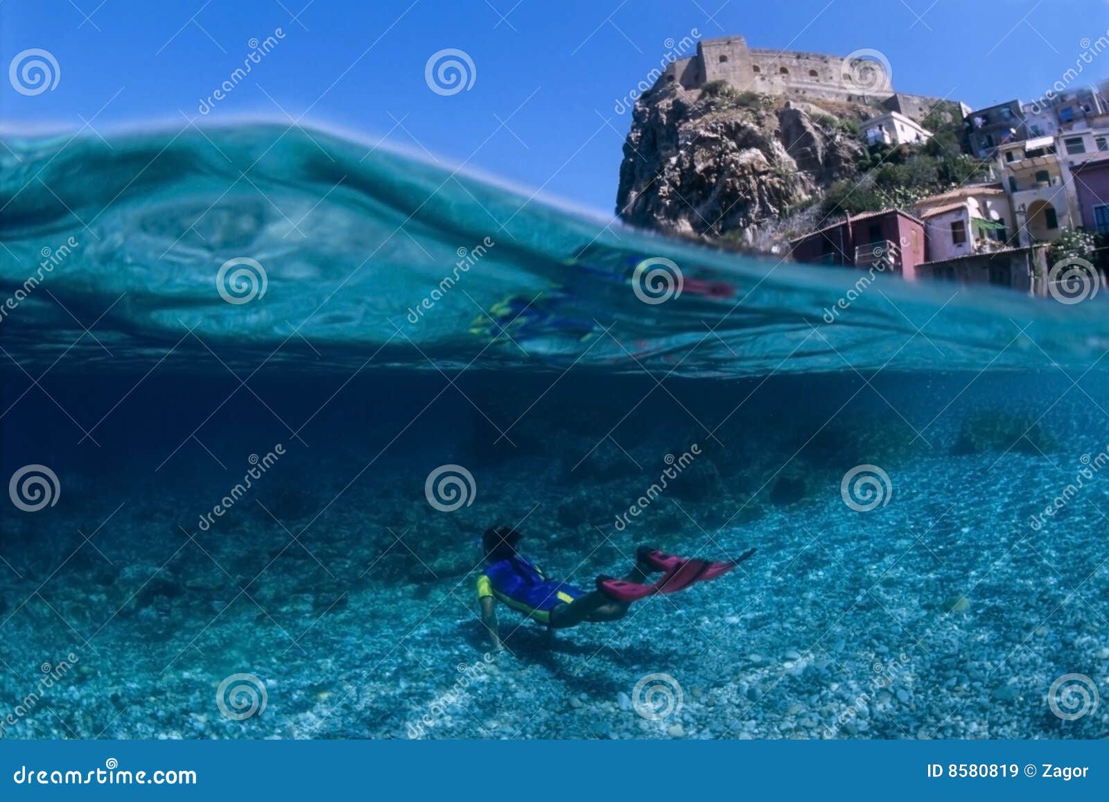 Ailettes de plongeur peu onde sous-marine de dessous rouge