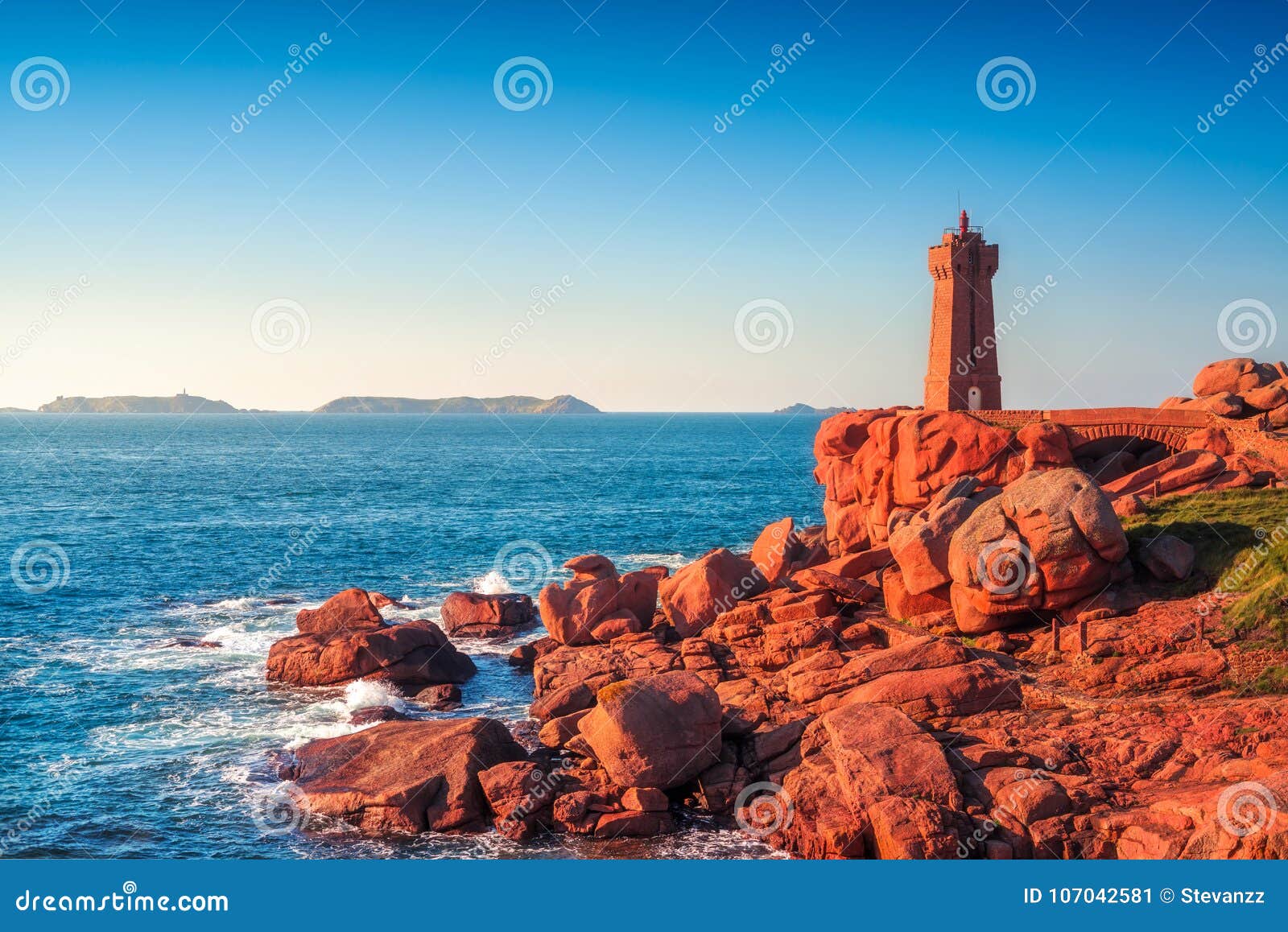 Ploumanach Lighthouse Sunset In Pink Granite Coast Brittany Fr Stock