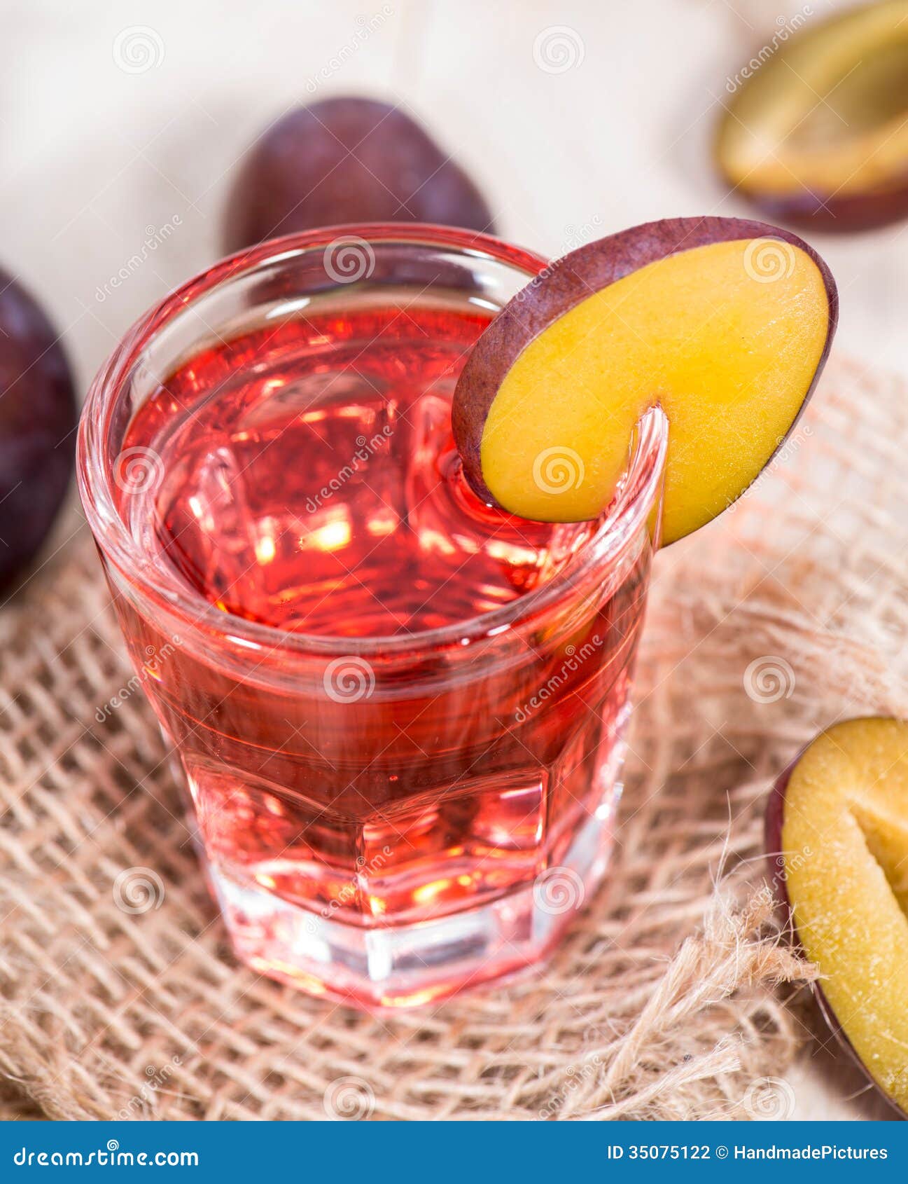 Plum Liqueur Shots arkivfoto. Bild av plommon, flytande 35075122