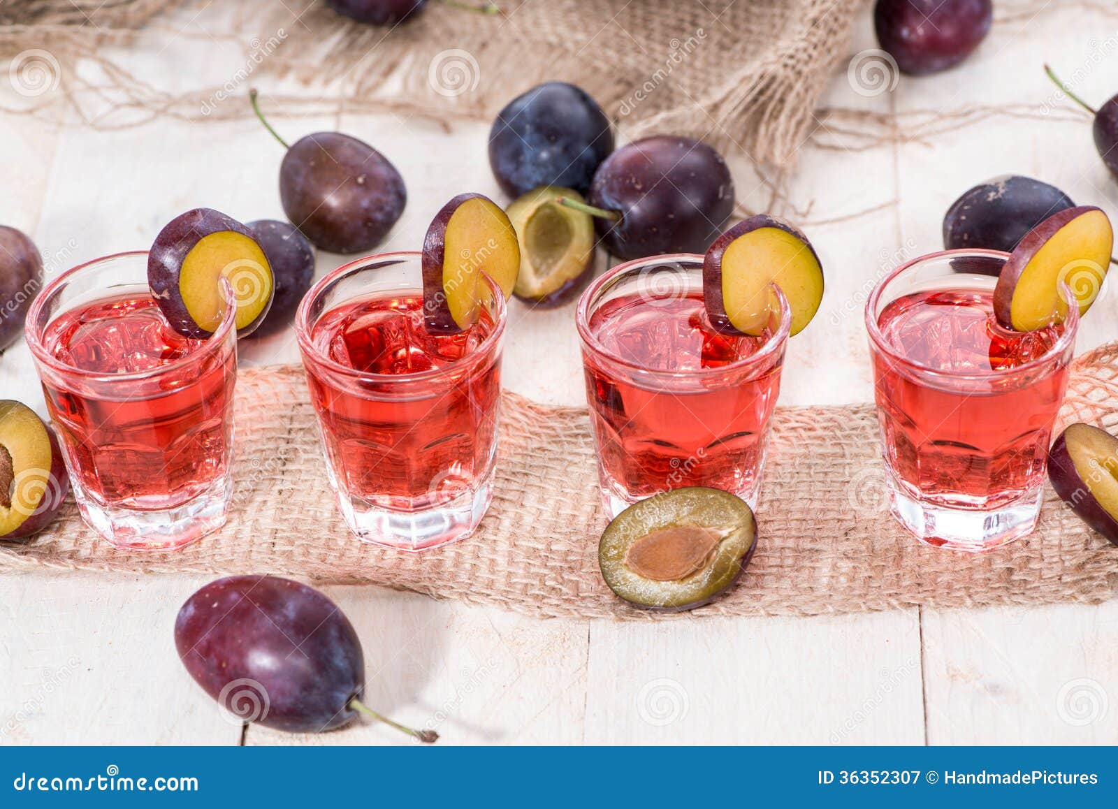 Plum Liqueur Shots immagine stock. Immagine di ingrediente 36352307