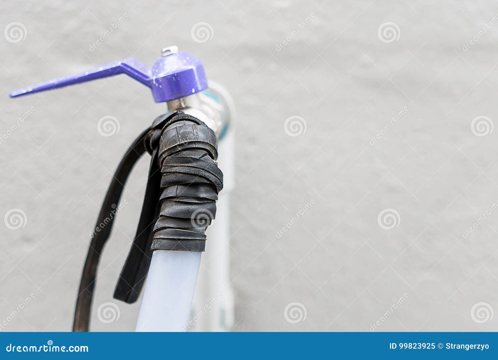 Plumbers Solve Water Leaking from Tap Water Using a Rubber Band Around