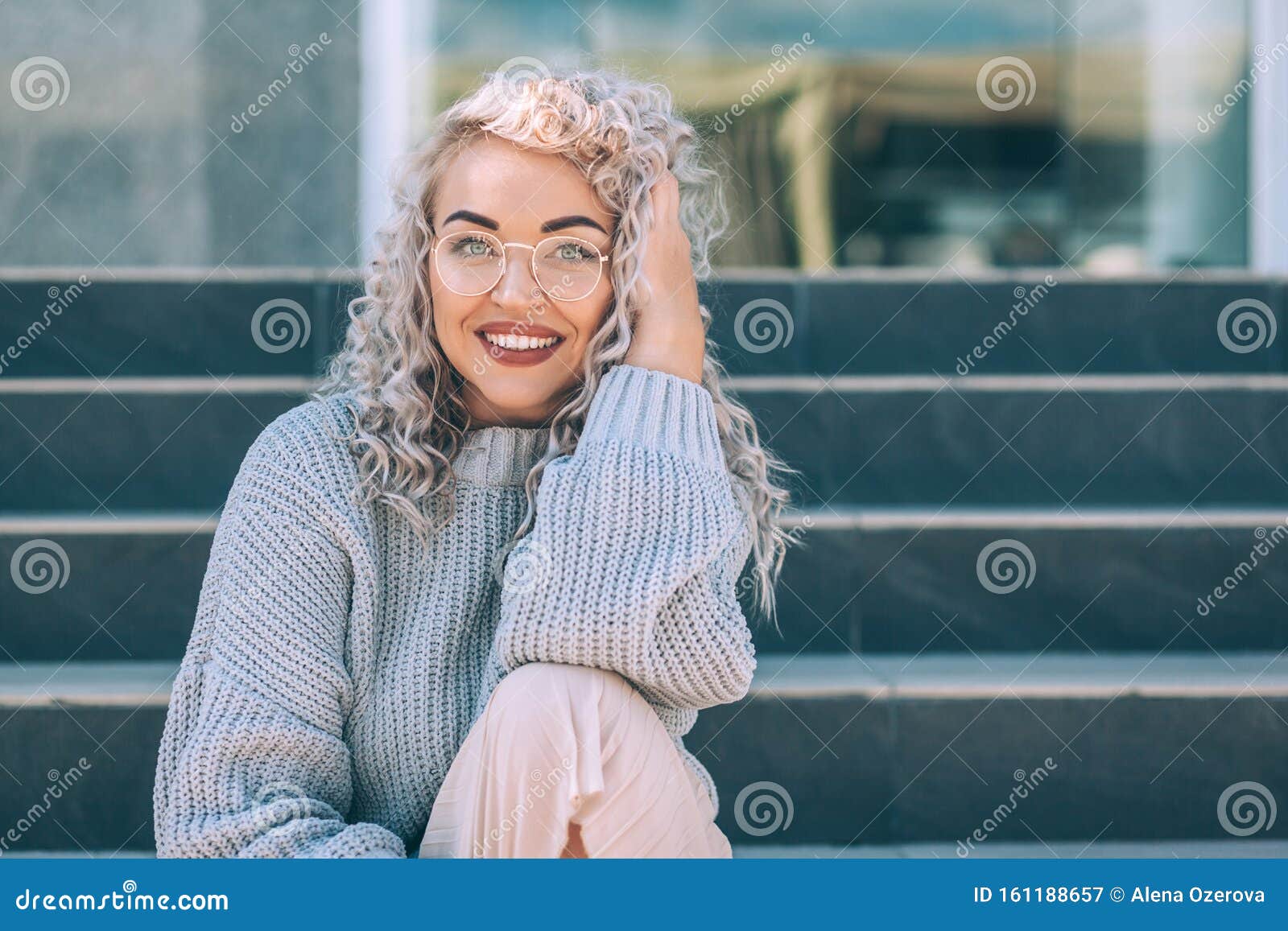 udbrud foretrækkes Mellem Plus Size Model with Blond Curly Hair in Knitted Sweater Outdoor Stock  Image - Image of autumn, everyday: 161188657