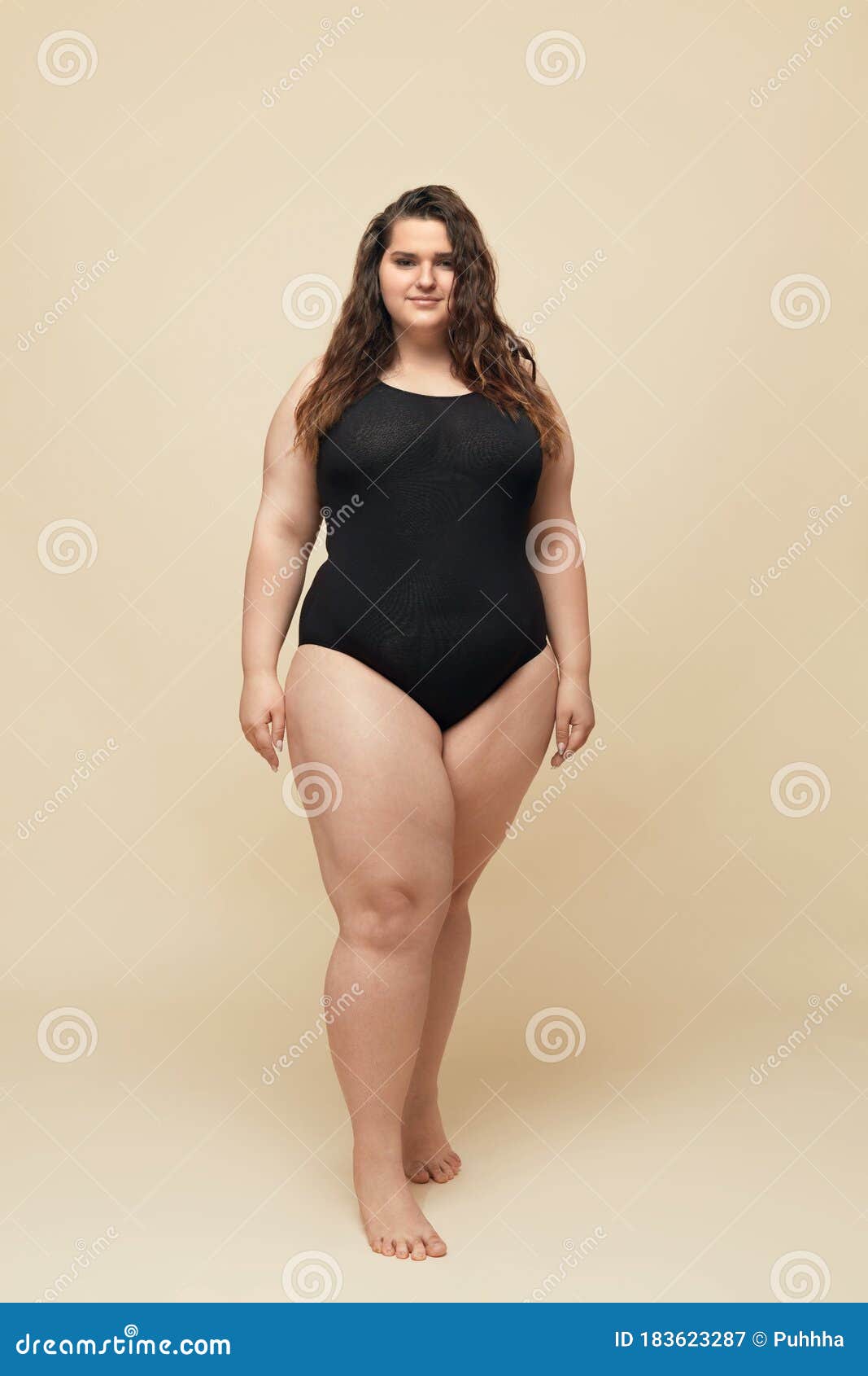 accu toeter voor Plus Size Model. Fat Woman in Black Bodysuit Full-length Portrait. Brunette  Standing and Looking at Camera Stock Image - Image of energy, large:  183623287