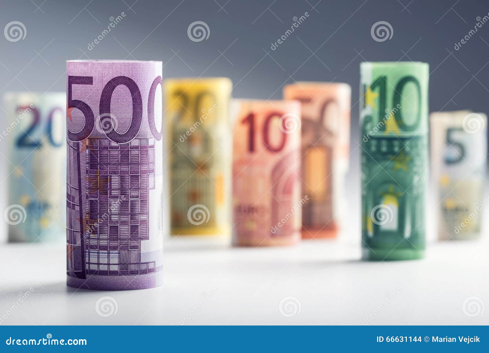 Ensemble De Différents Billets Et Pièces En Euros Concept D'argent