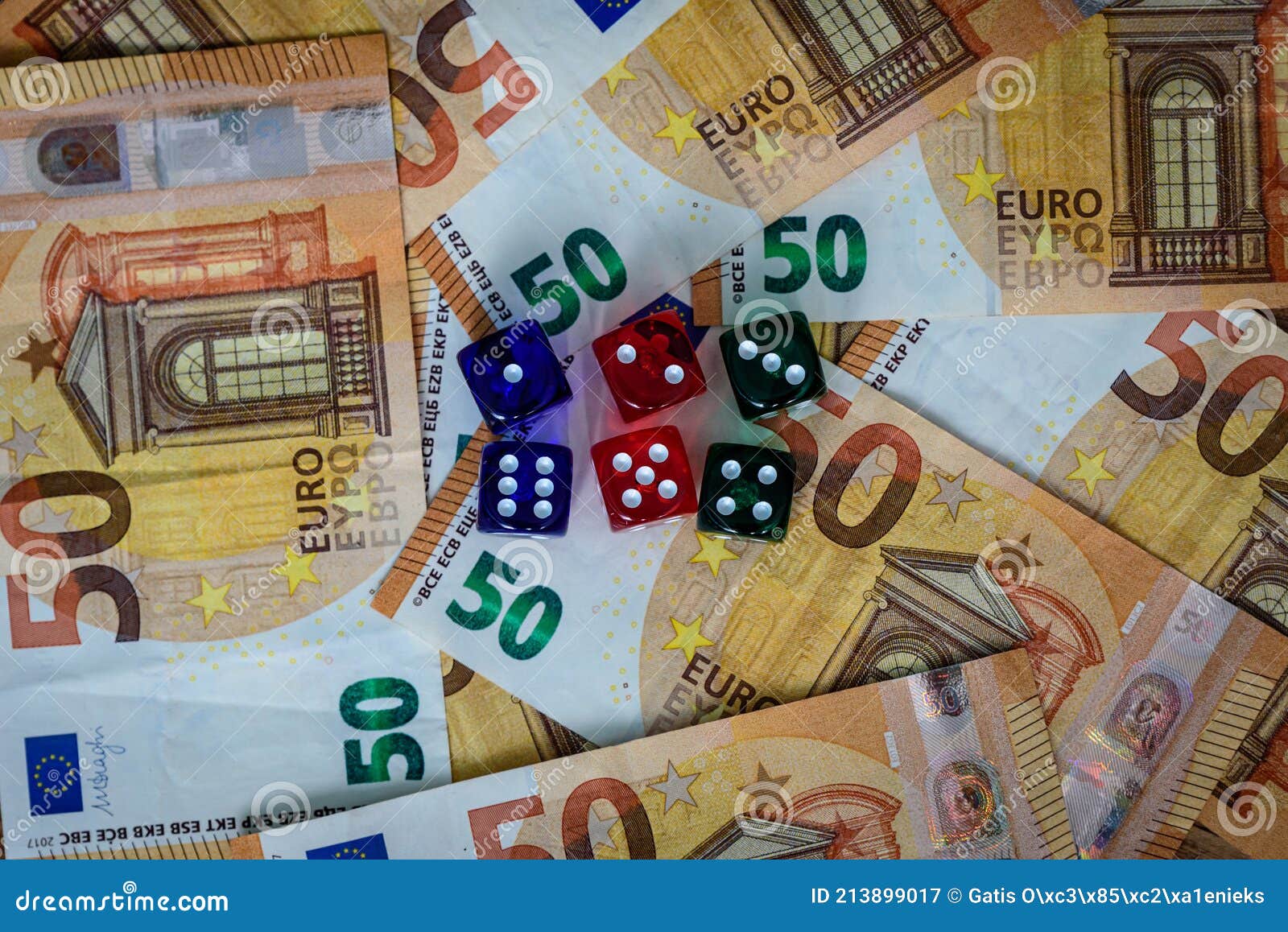 Plusieurs Dés Colorés Et De L'argent En Euros Image stock - Image du  affaires, joueur: 213899017