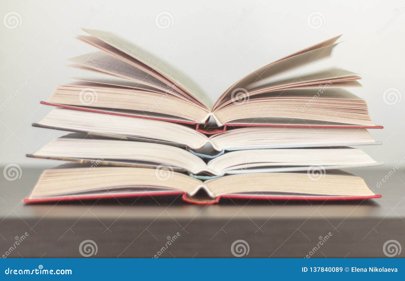 Plusieurs Livres Ouverts Sur La Table Image Stock Image Du Apprenez Impression