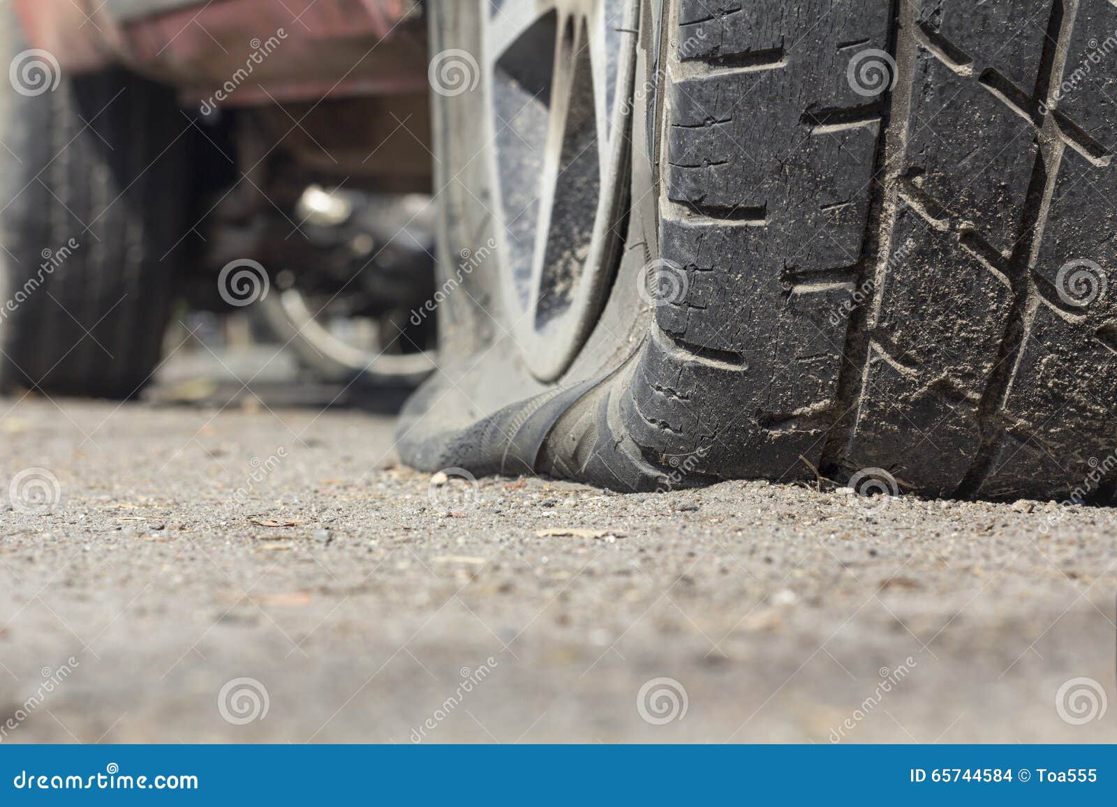 Pneu crevé de voiture photo stock. Image du usé, detail 65744584