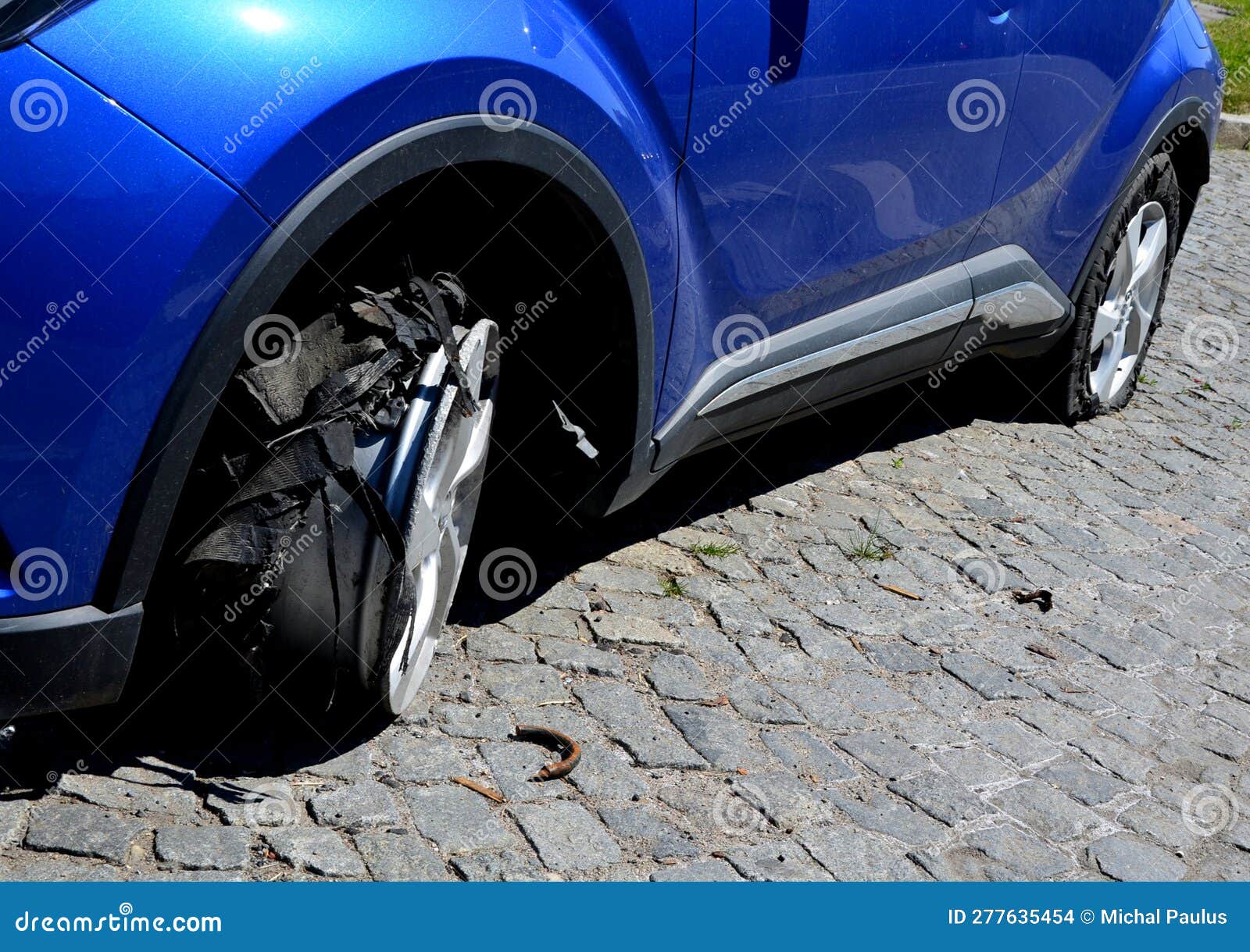 Pneu Déchiré Avec Trous Dans Le Côté. La Poursuite De La Police S'est  Terminée Par Des Pneus Plats. Image stock - Image du voiture, véhicule:  277635415