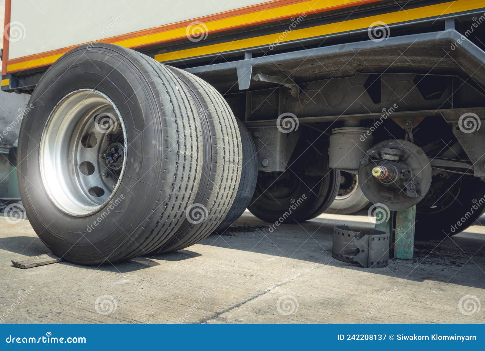 Pneu De Roues De Rechange De Camion En Attente De Changement