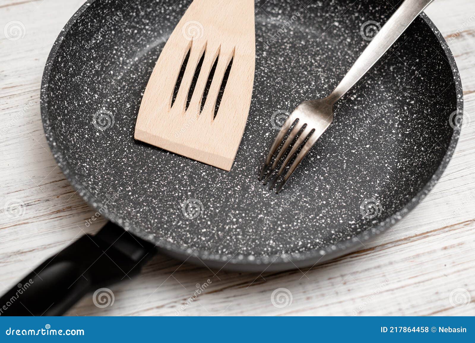 Poêle Antiadhésive Et Fourche En Métal Avec Spatule En Bois. Risque  D'endommagement Du Revêtement Photo stock - Image du enduit, vide: 217864458