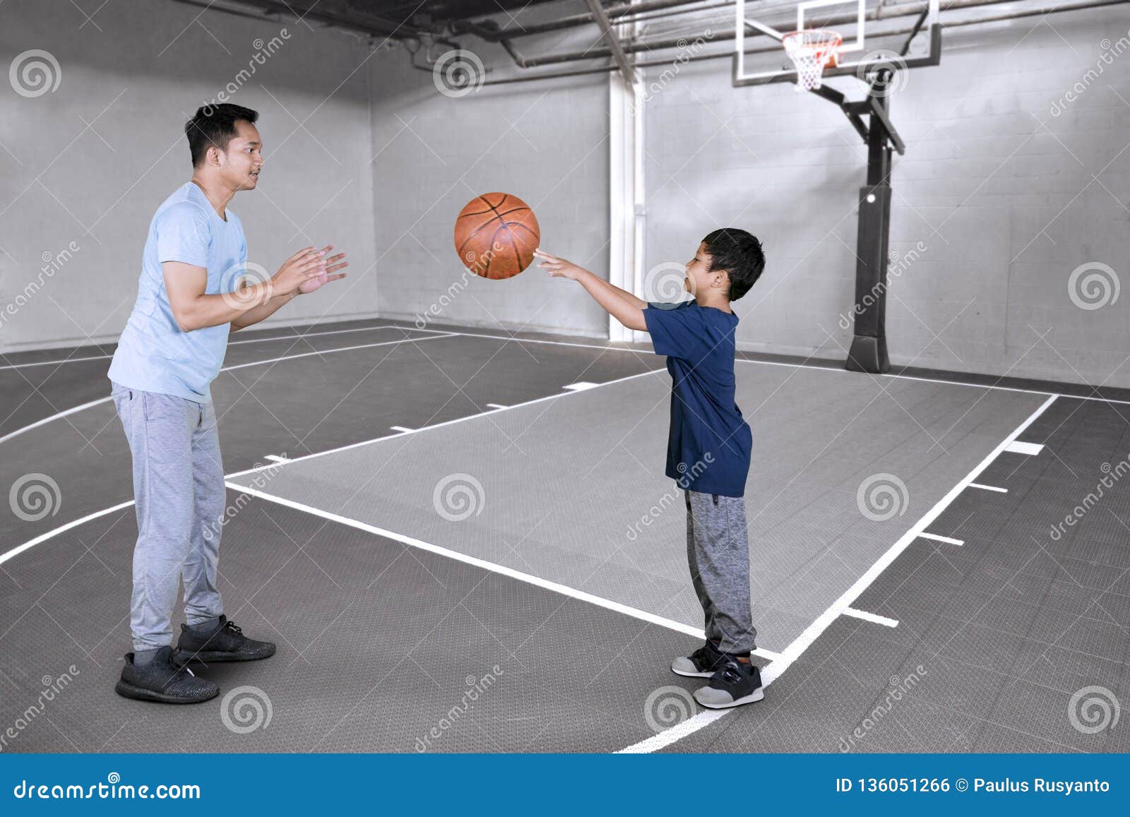 Poco Bola Que Hace Ejercicios Del Baloncesto Con Su Padre Foto de archivo -  Imagen de hijo, interior: 136051266