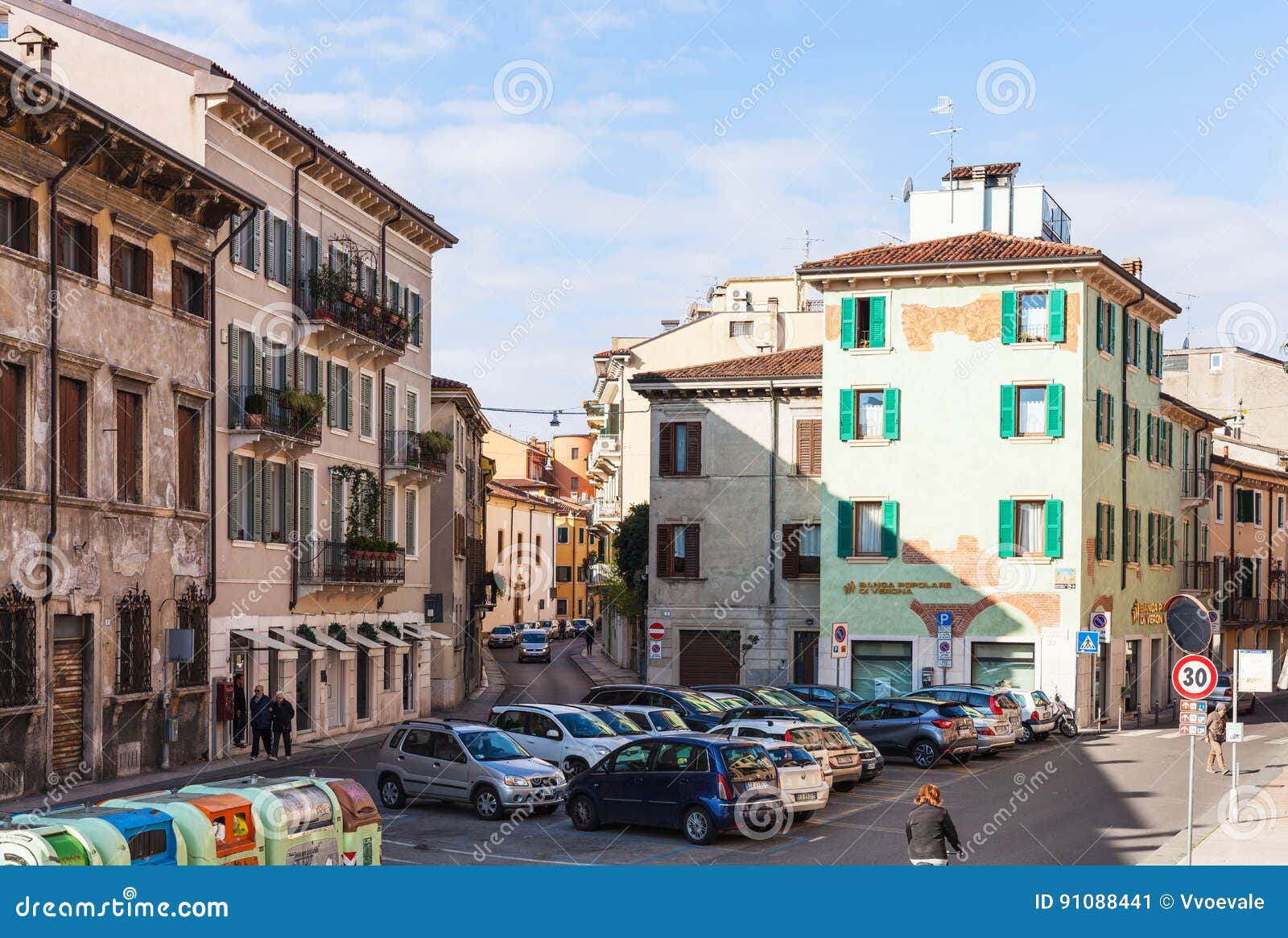 Poco Piazzetta Quadrato Portichetti Nella Città Di Verona Fotografia  Editoriale - Immagine di italiano, giro: 91088441