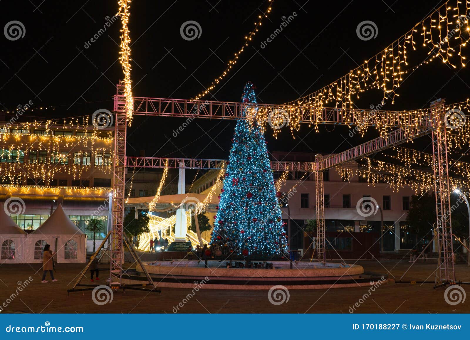 Albero Di Natale 2020.Podgorica Montenegro 13 Gennaio 2020 Albero Di Natale In Piazza Dell Indipendenza Fotografia Editoriale Immagine Di Illuminazione Podgorica 170188227