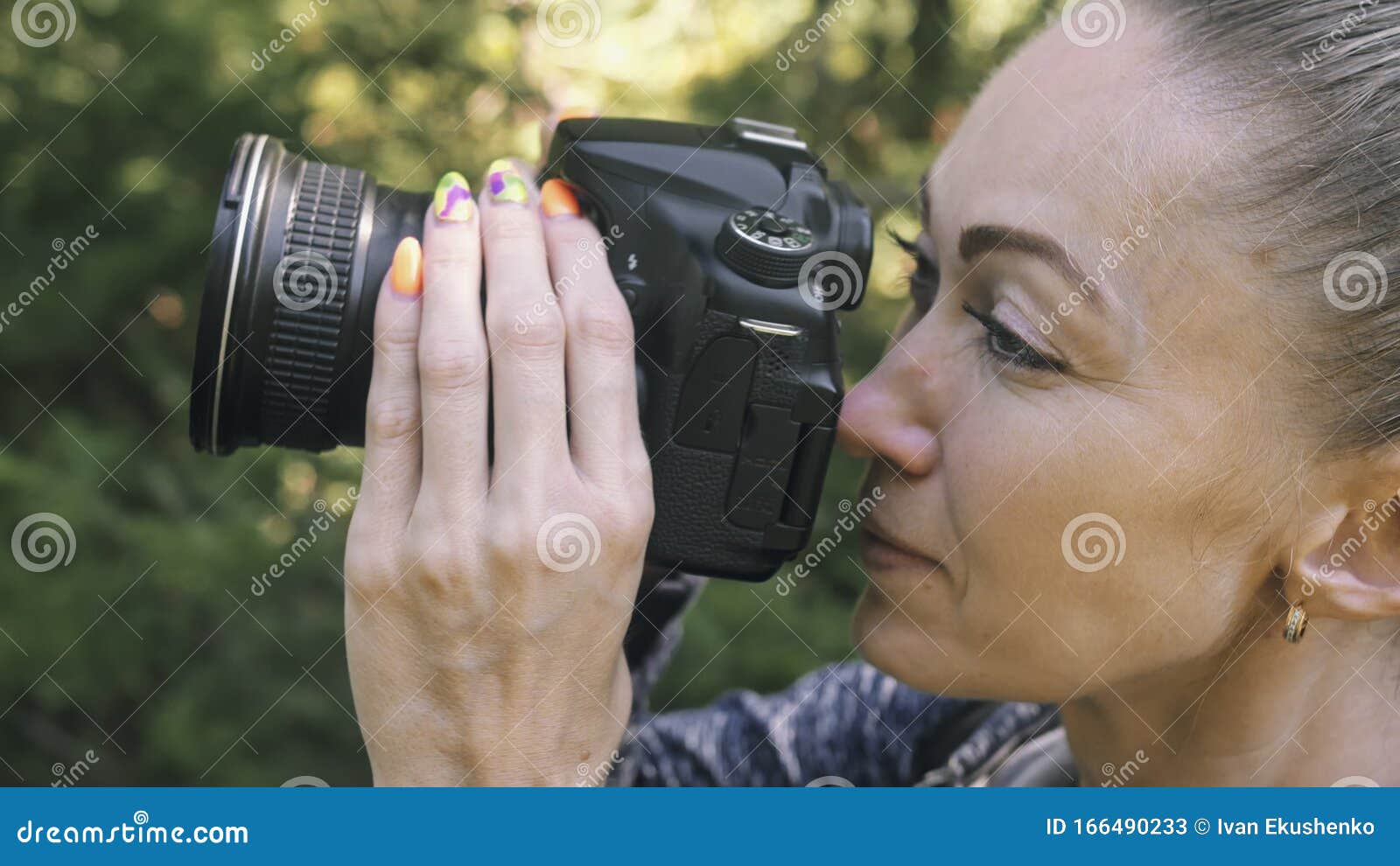 Podróżnik Fotografujący Widok Na Scenę W Lesie Jedna Kaukaska Kobieta Fotografująca Zbliżenie