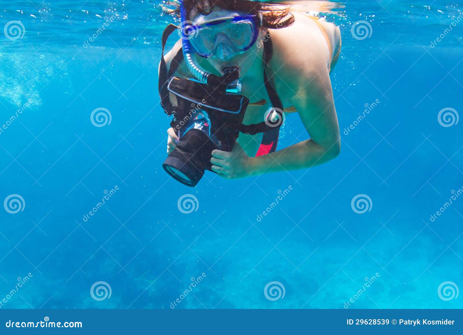 Podwodny fotograf z kamerą. Młoda kobieta snorkeling w Andaman morzu z podwodną kamerą