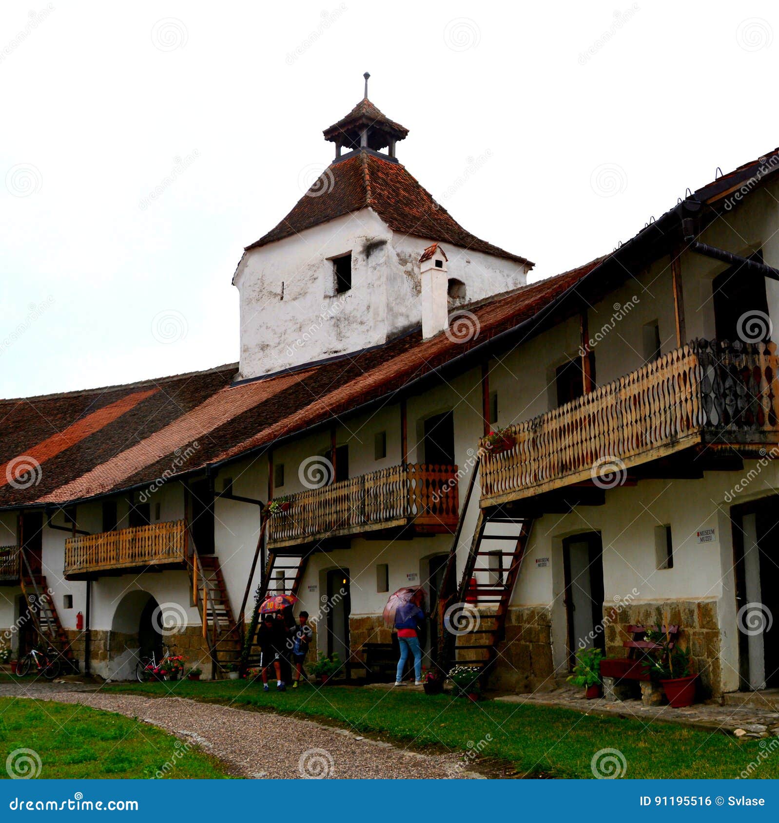 Podwórze warowny saxon średniowieczny kościelny Harman, Transylvania, Rumunia. Wieśniacy zaczynali budować nave romańszczyzny kościół w xiii wiek, który jest niecodziennie dla sasa kościół,