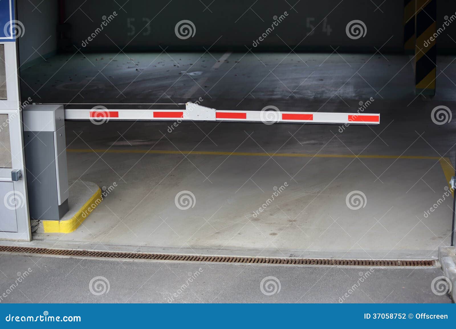 Podziemny parking zdjęcie stock. Obraz złożonej z bariera 37058752