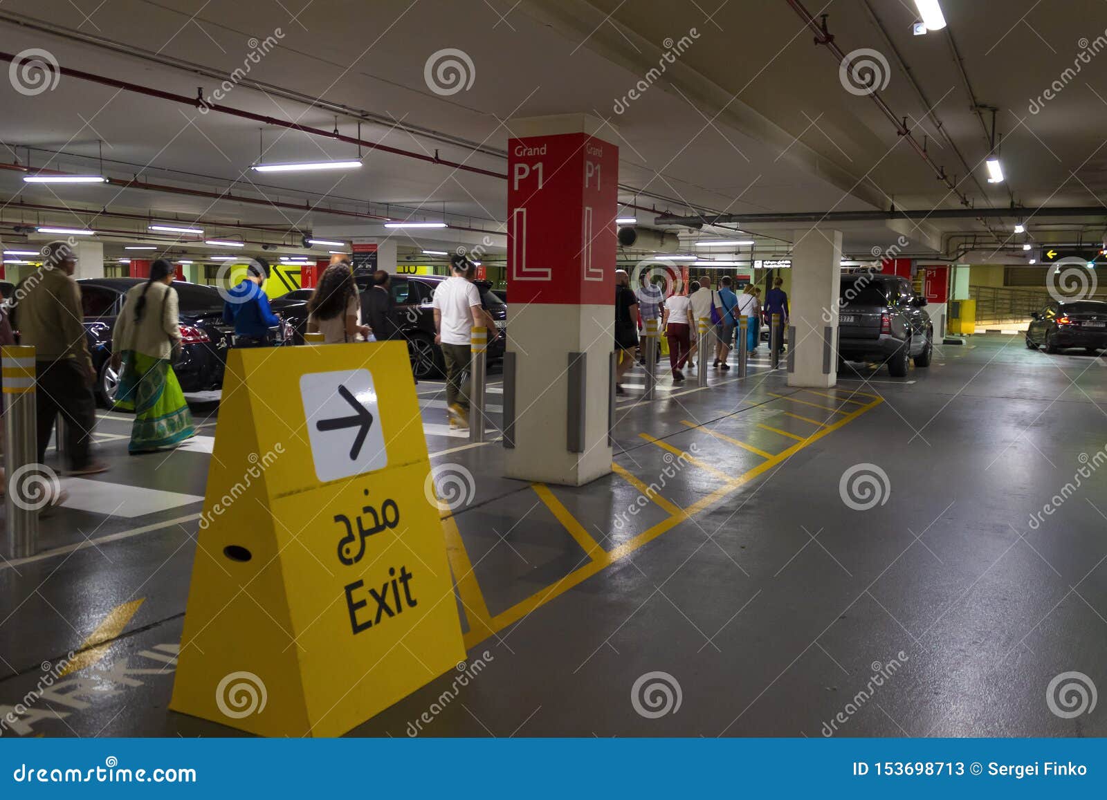 Podziemny сак parking. Dubaj, UAE - Listopad 29, 2018: Podziemny parking w podziemnej podłodze Dubaj centrum handlowe