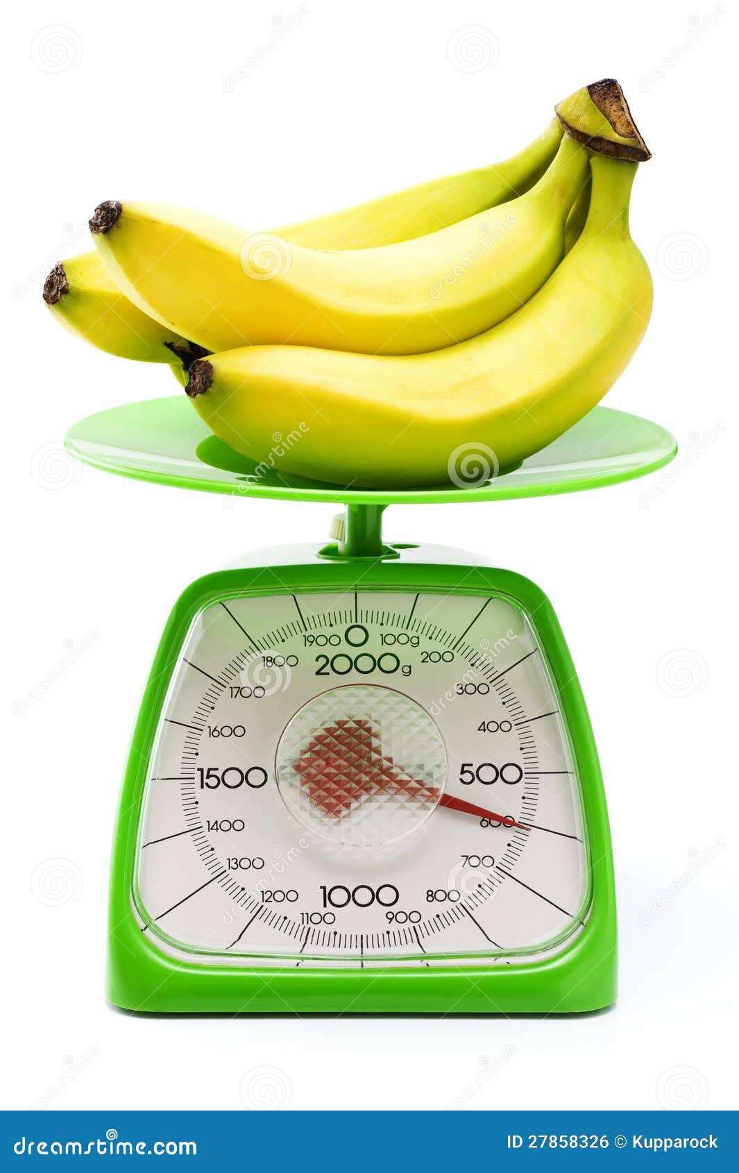 Poids de mesure de la banane utilisant une échelle de cuisine