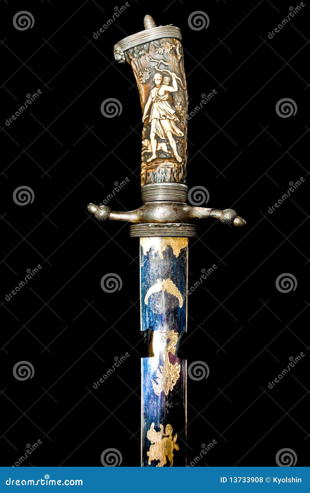 Poignée antique d'épée. Vue de plan rapproché du fragment de lame et de poignée d'épée d'isolement sur le fond noir