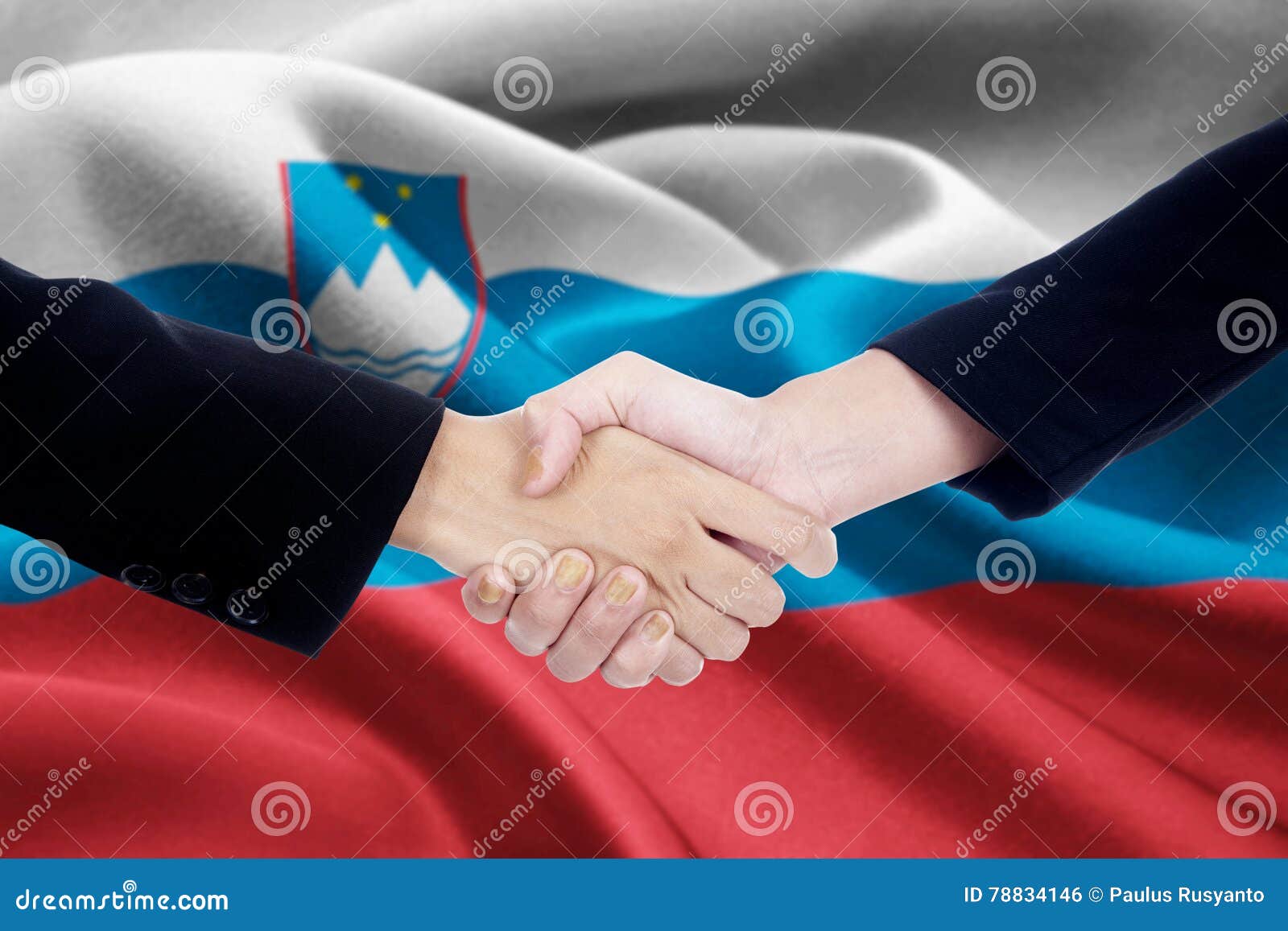 Poignée de main de coopération avec le drapeau de la Slovénie. L'image d'une poignée de main de coopération avec deux personnes remet fermer un accord en serrant la main au drapeau de la Slovénie