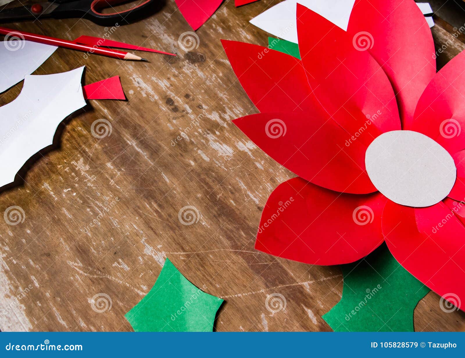 Poinsétias Da Flor De Papel Para Arranjos E Decoração Do Feriado Do Natal  Imagem de Stock - Imagem de fundo, cumprimento: 105828579