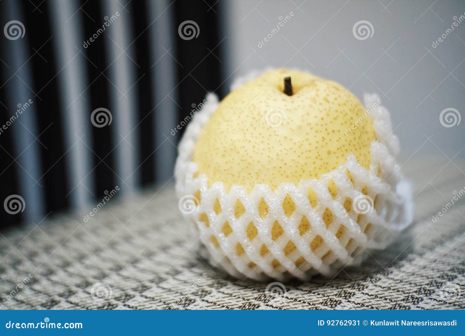 Poire chinoise jaune sur la chaise