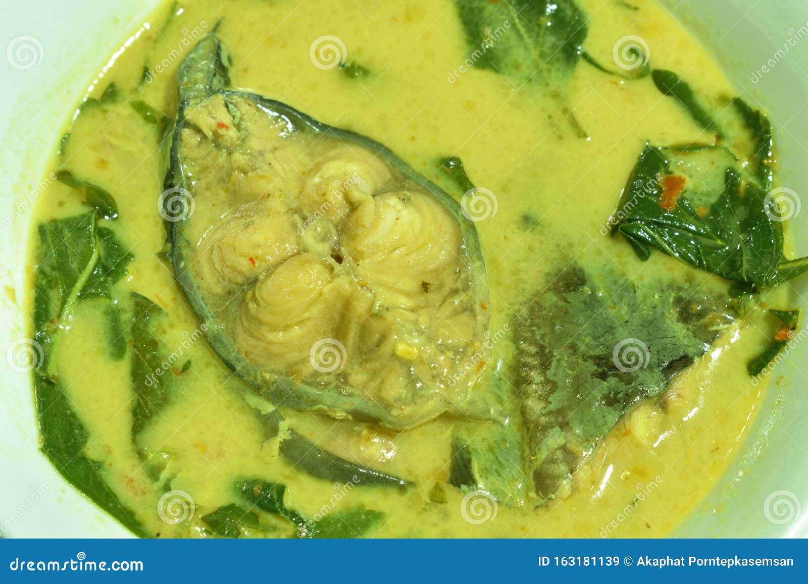 Poisson Chat Epice A La Tranche Bouillie Avec Feuille De Basilic Dans Le Lait De Coco Et Curry Dans Le Bol Image Stock Image Du Epice Curry