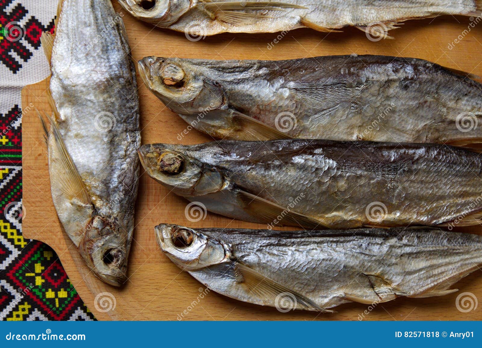 Poissons secs Sabrefish. Poissons secs sur un plateau en bois Stockfisch