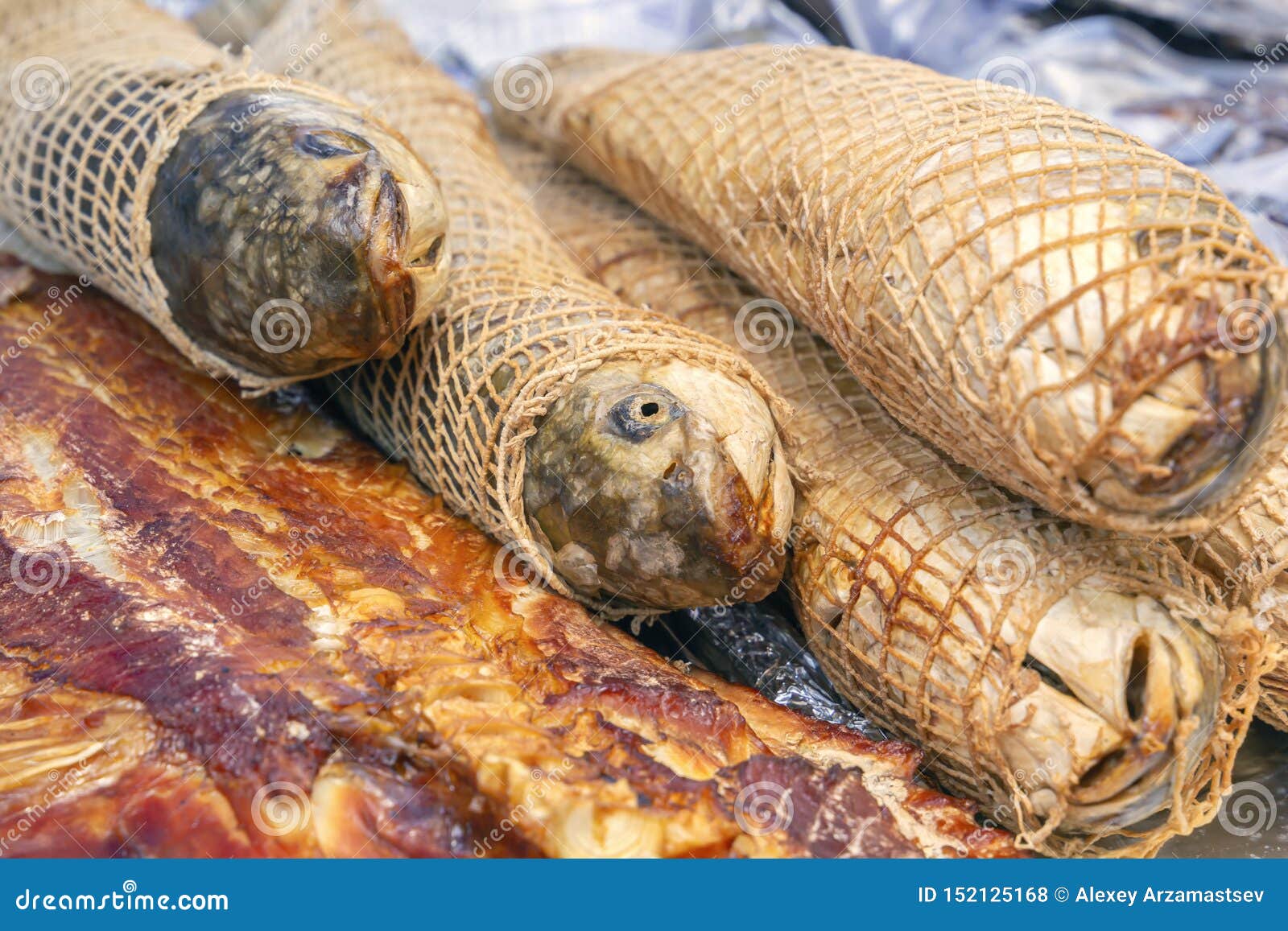 Poissons tressés Smoked préparés pour la vente sur un plateau de rue. Smoked a tressé des poissons préparés pour la vente sur un plateau de rue Plan rapproch?