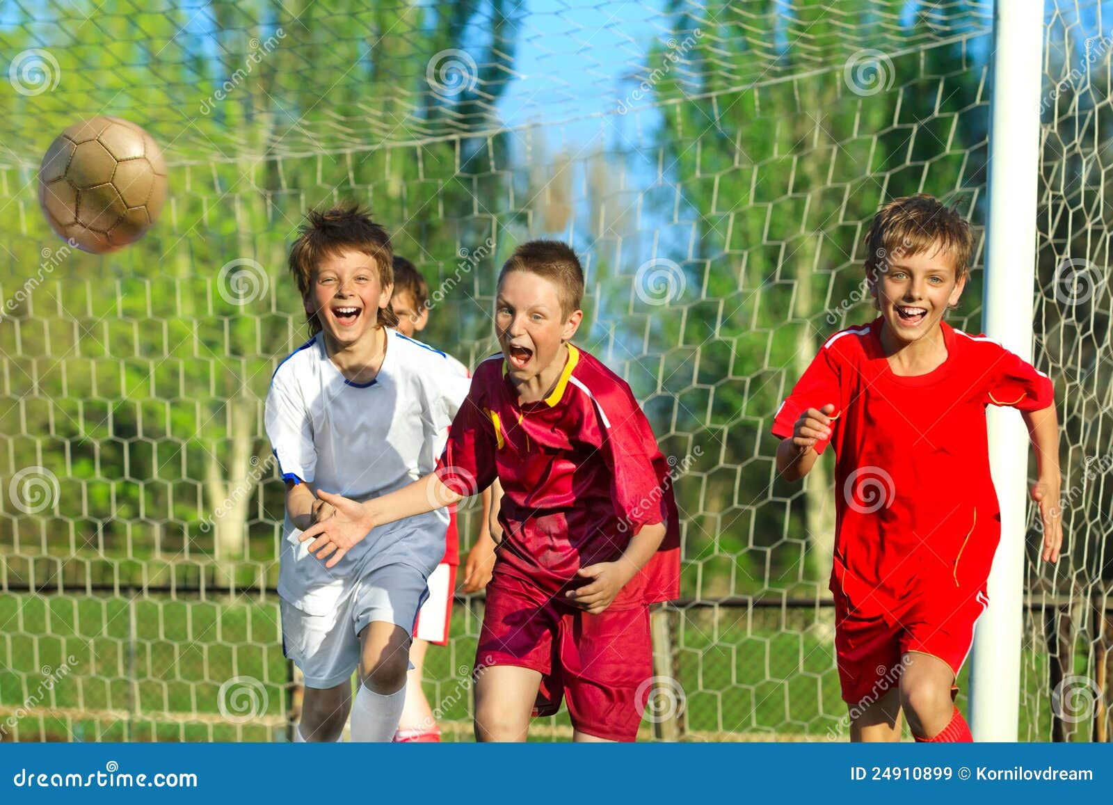 Pojkar som leker fotboll. Pojkefältmål little nästa leka fotbollsportar till