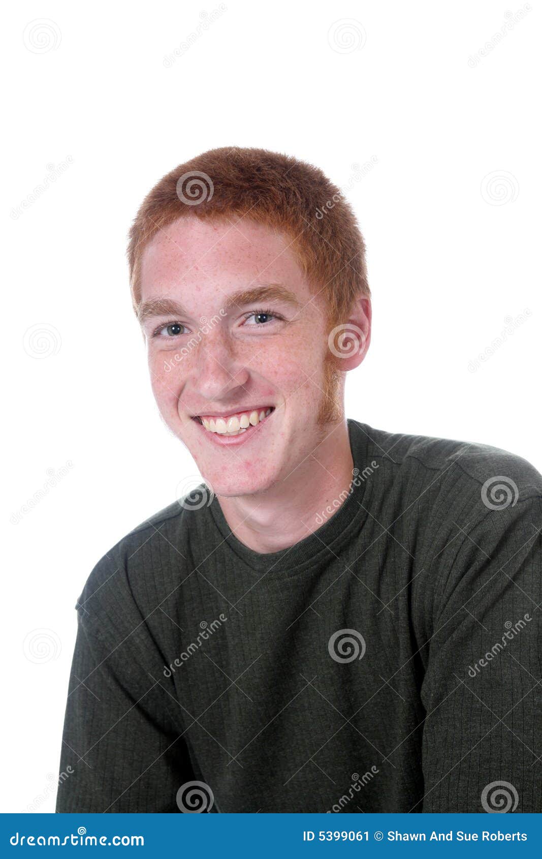 Pojken får fräknar haired rött leende. Haired trevligt rött sideburnsleende för attraktiv pojke